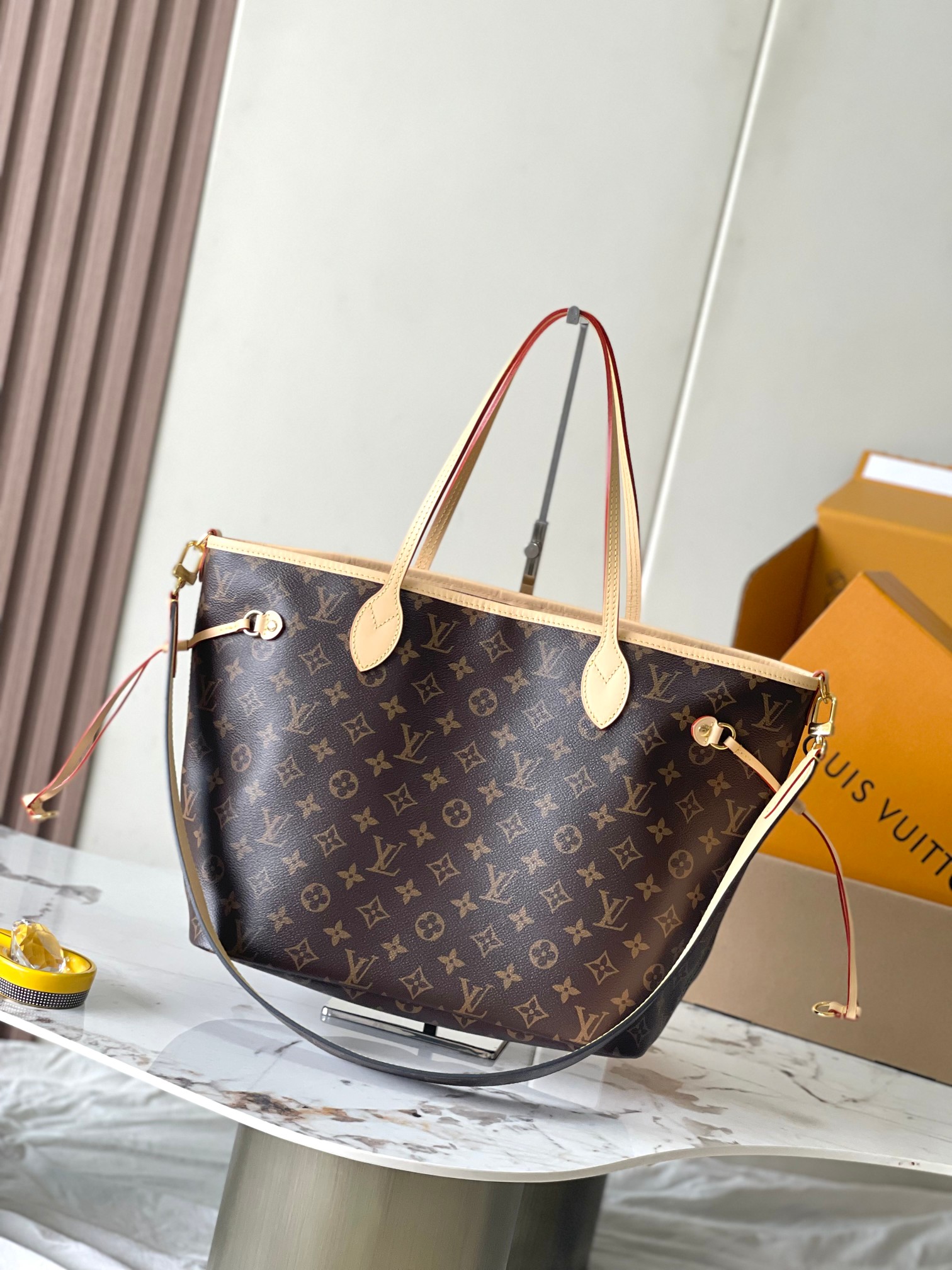 Picture [7]-p2160 Neverfull Bandouliere Inside Out GM Handbags Model: M11948 SmallMaterials: Grade A all-steel hardwareImported original fabricsPackaging: a full set of the original duty-free M Bobberley loadedSize: 31 * 28 * 14CM-High Faux Bags