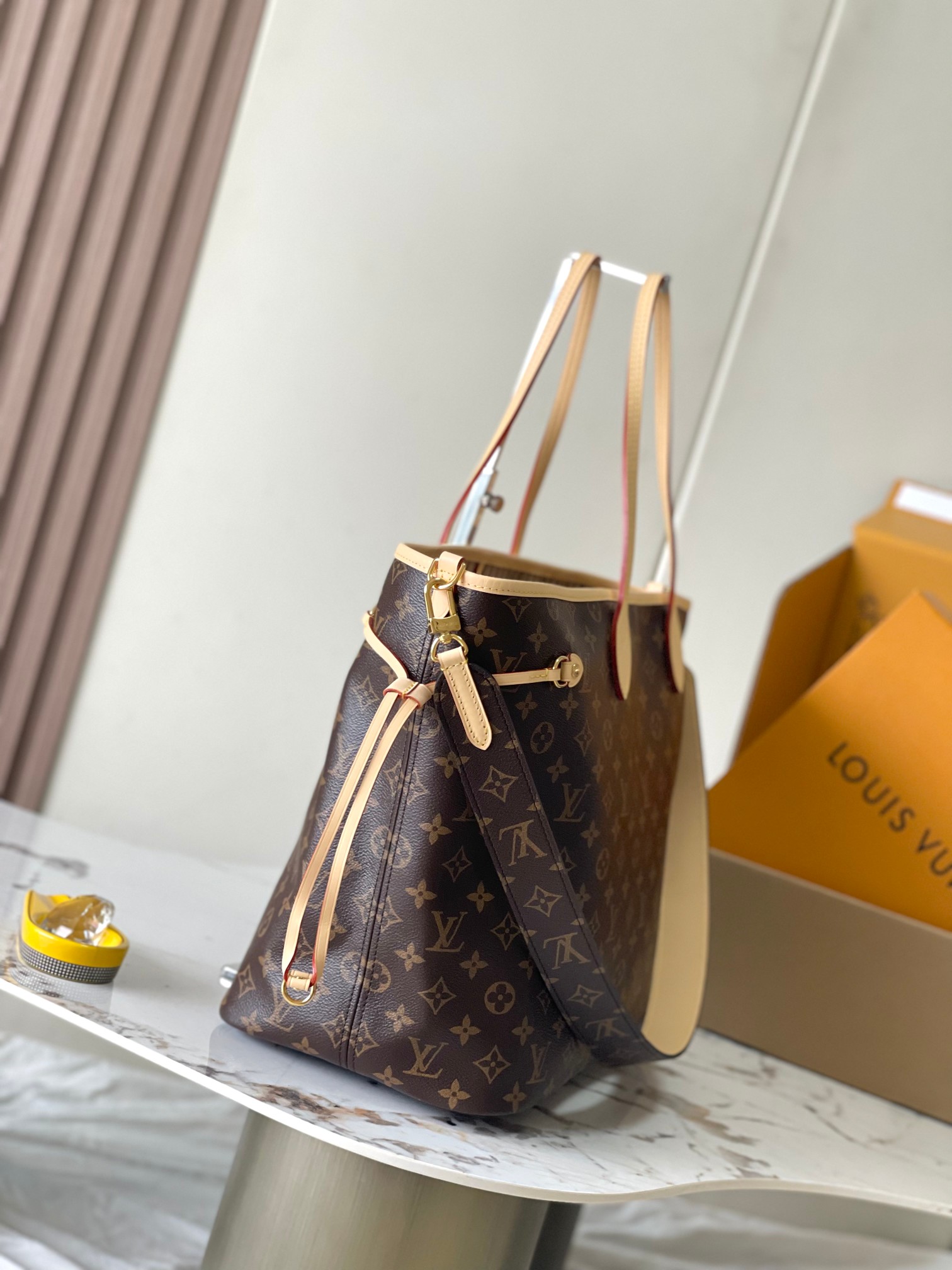 图片[8]-p2200
 
Neverfull Bandouliere Inside Out GM手袋
型号：M11948大号
材料：A级全钢五金进口原厂面料
包装：全套原厂免税M博柏利装
尺寸：39*32*19CM-高仿包包