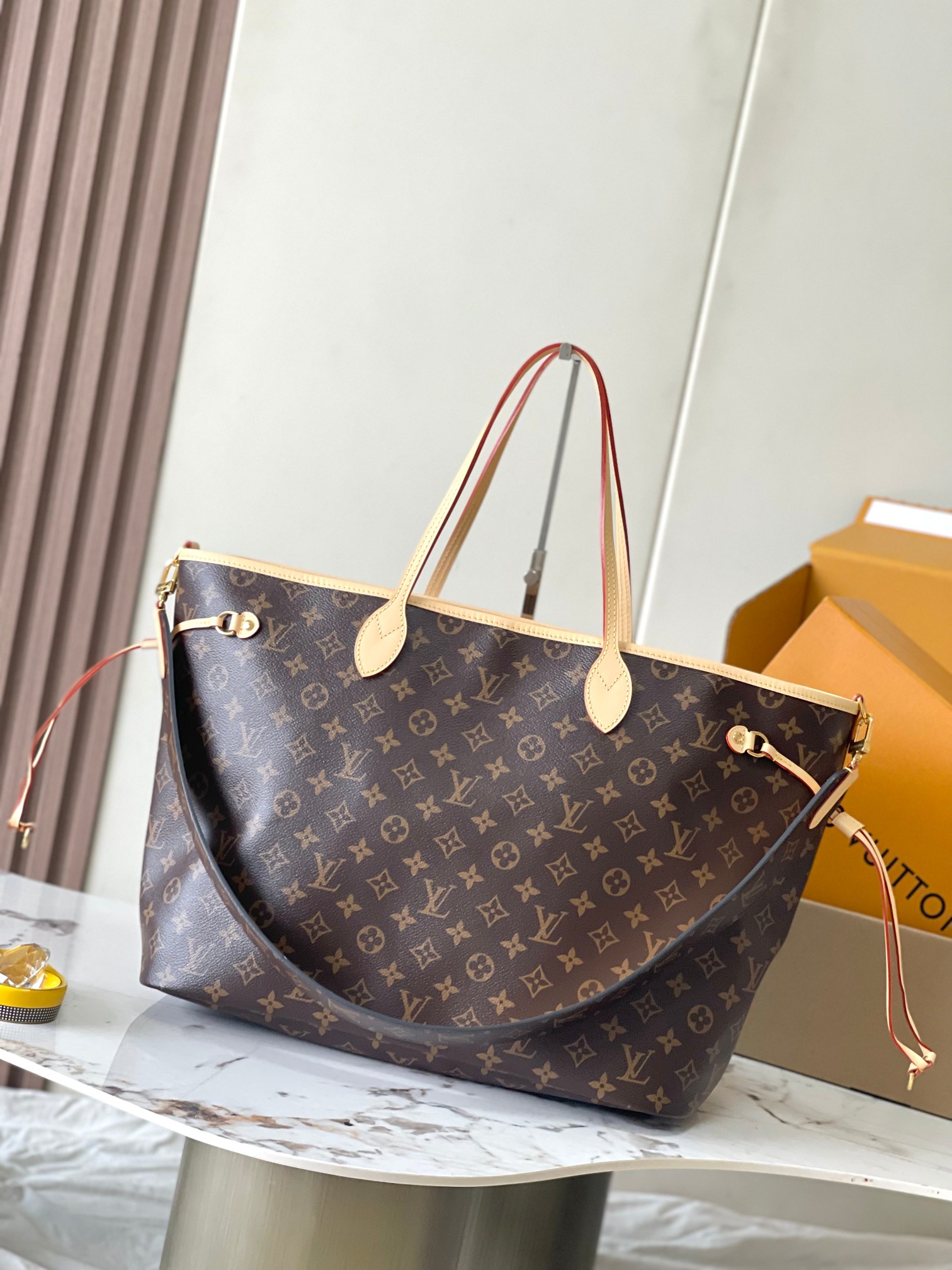 Picture [7]-p2200 Neverfull Bandouliere Inside Out GM Handbags Model: M11948 LargeMaterials: Grade A all-steel hardwareImported original fabricsPackaging: a full set of the original duty-free M BobberliLoaded Size: 39*32*19CM-High-fashion bags