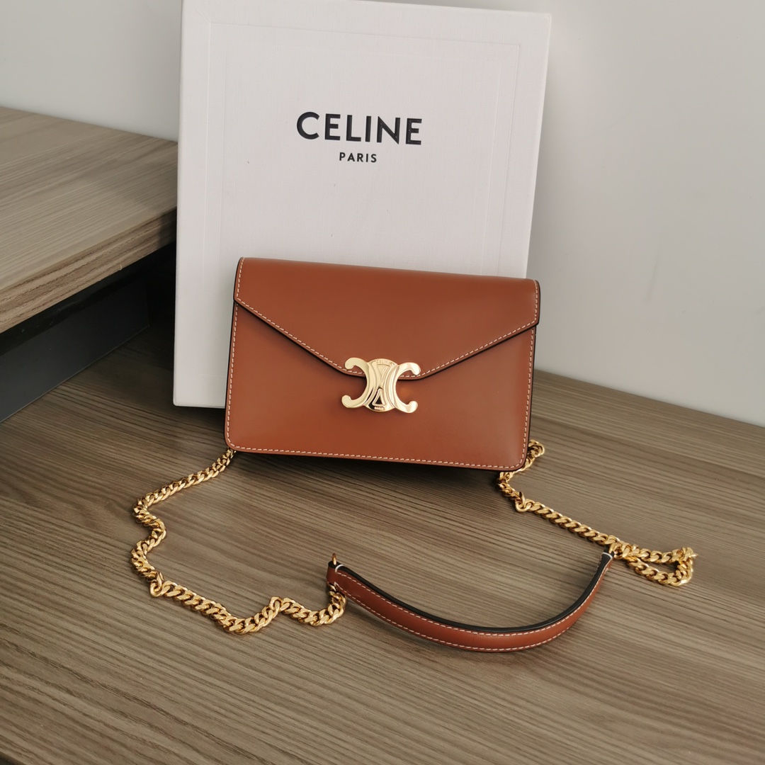 P1240 TRIOMPHE Glossy Cowhide Chain Wallet Ce modèle peut s'adapter à des modèles de smartphones plus grands tels que PLUS Cowhide Lining : Cowhide/Fabric Crossbody & Shoulder TRIOMPHE Metal Snap Button Closure 1 Main Compartment 6 Card Slots Removable Chain Strap with Shoulder Pad Length 20 inches (50cm) Model No. 10 L033 Yellow Brown Brown 💰 Size : 19.5 X 13 X 4CM (with (avec l'emballage d'origine) - Sacs de haute qualité