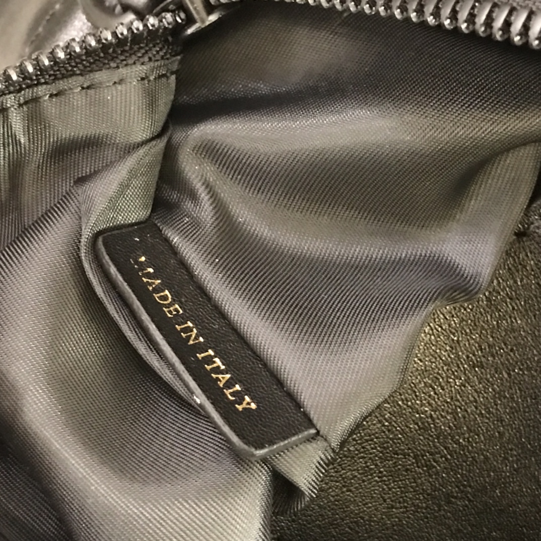 Burberry's blue fanny pack takes a cue from the street style of the nineties and is adorned with a jacquard-worsted logo motif and leather trimmings that can be worn cross-body or around the waist. The main material of this piece is at least 70% from the renewable ingredient S360, and the dimensions are 31 x 7 x 14cm.