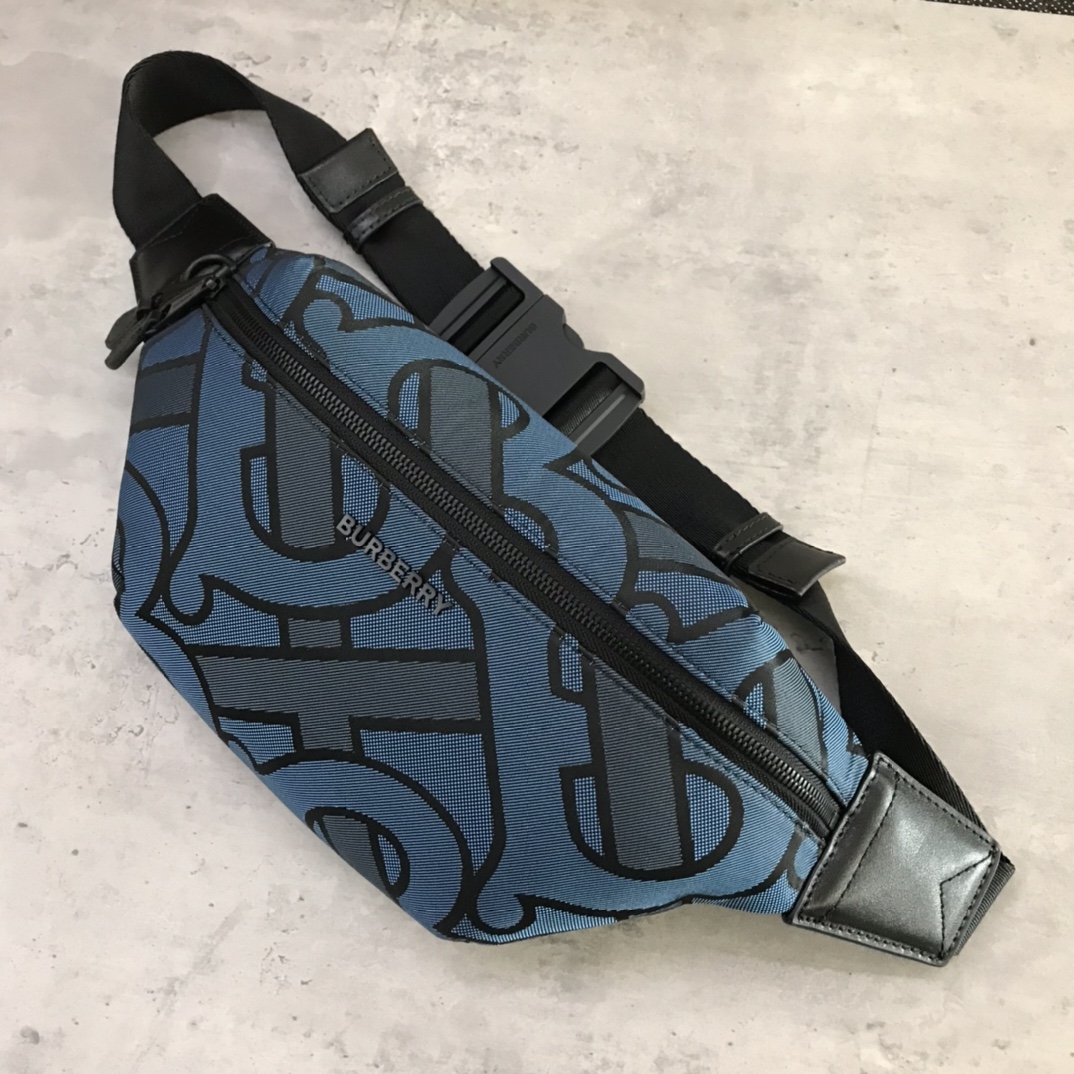 Burberry's blue fanny pack takes a cue from the street style of the nineties and is adorned with a jacquard-worsted logo motif and leather trimmings that can be worn cross-body or around the waist. The main material of this piece is at least 70% from the renewable ingredient S360, and the dimensions are 31 x 7 x 14cm.