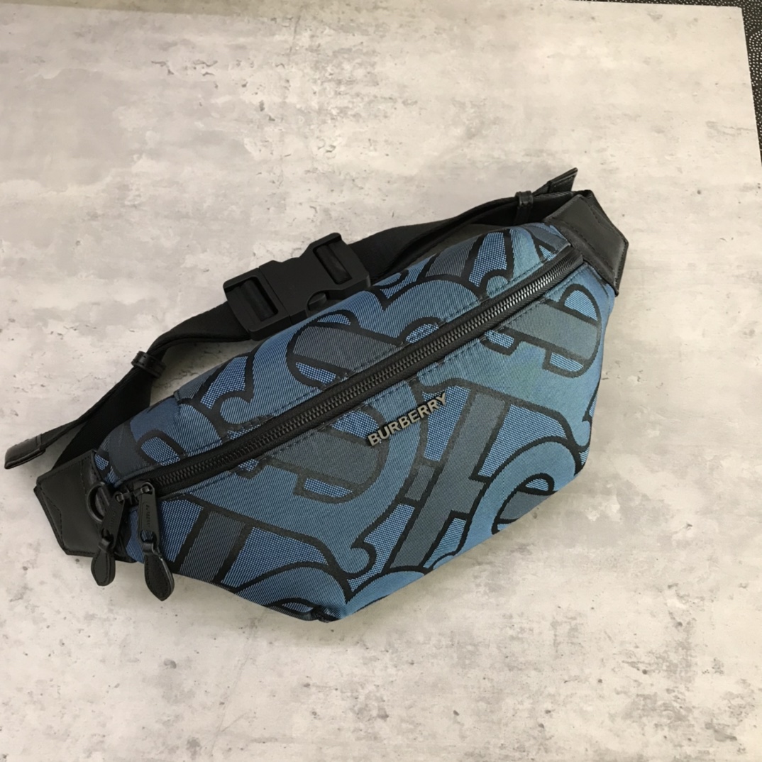 Burberry's blue fanny pack takes a cue from the street style of the nineties and is adorned with a jacquard-worsted logo motif and leather trimmings that can be worn cross-body or around the waist. The main material of this piece is at least 70% from the renewable ingredient S360, and the dimensions are 31 x 7 x 14cm.