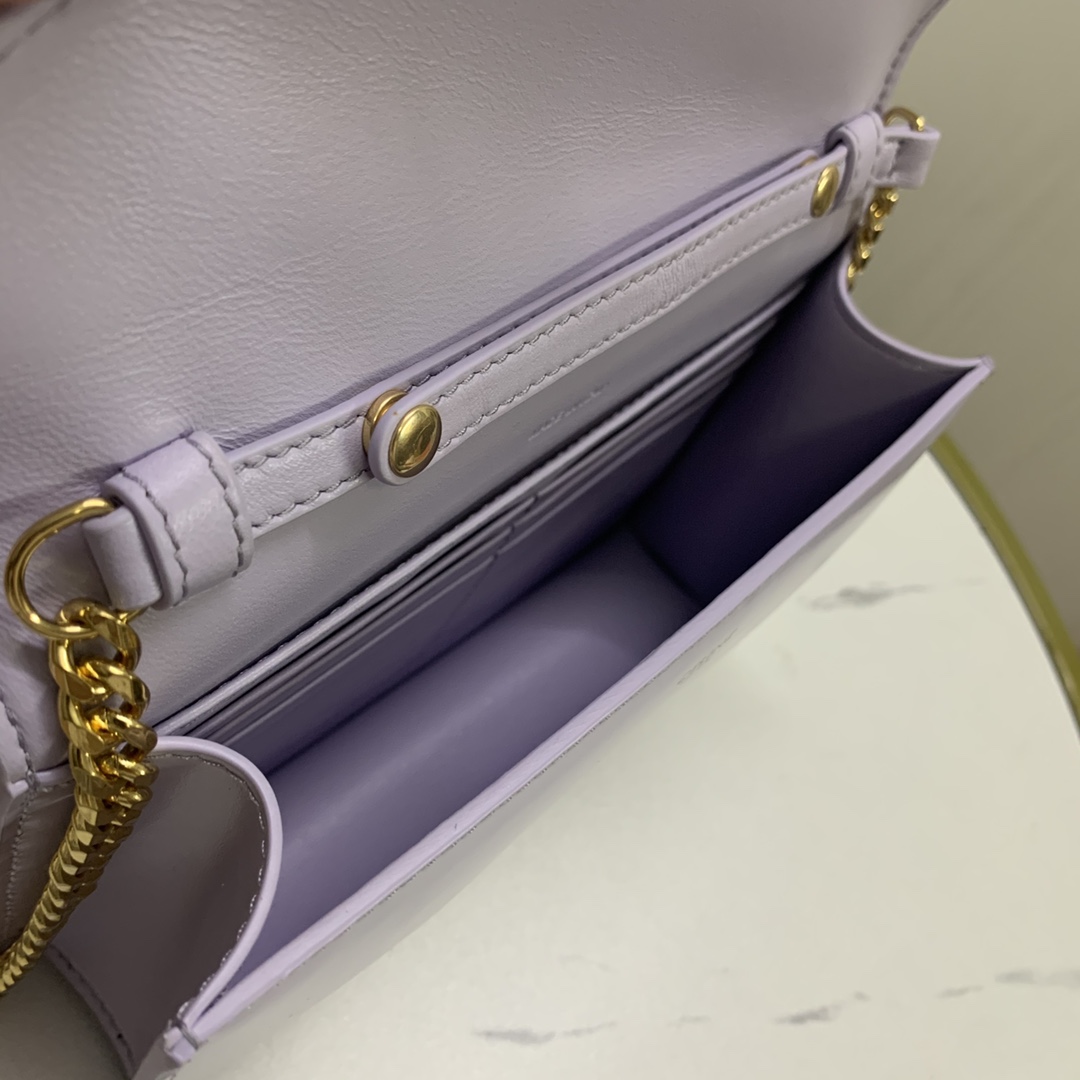 P1240 TRIOMPHE Shiny Cow Leather Chain Wallet This model can fit larger smartphone models such as PLUS Cow Leather Lining : Cow Leather/Fabric Crossbody and Shoulder TRIOMPHE Metal Snap Button Closure 1 Main Compartment 6 Card Slots Removable Chain Strap with Shoulder Pad Length 20 inches (50 cm) Model No. 10 L033 Light Lavender Purple 💰 Size: 19.5 X 13 X 4CM ( With original packaging)-High imitation factory