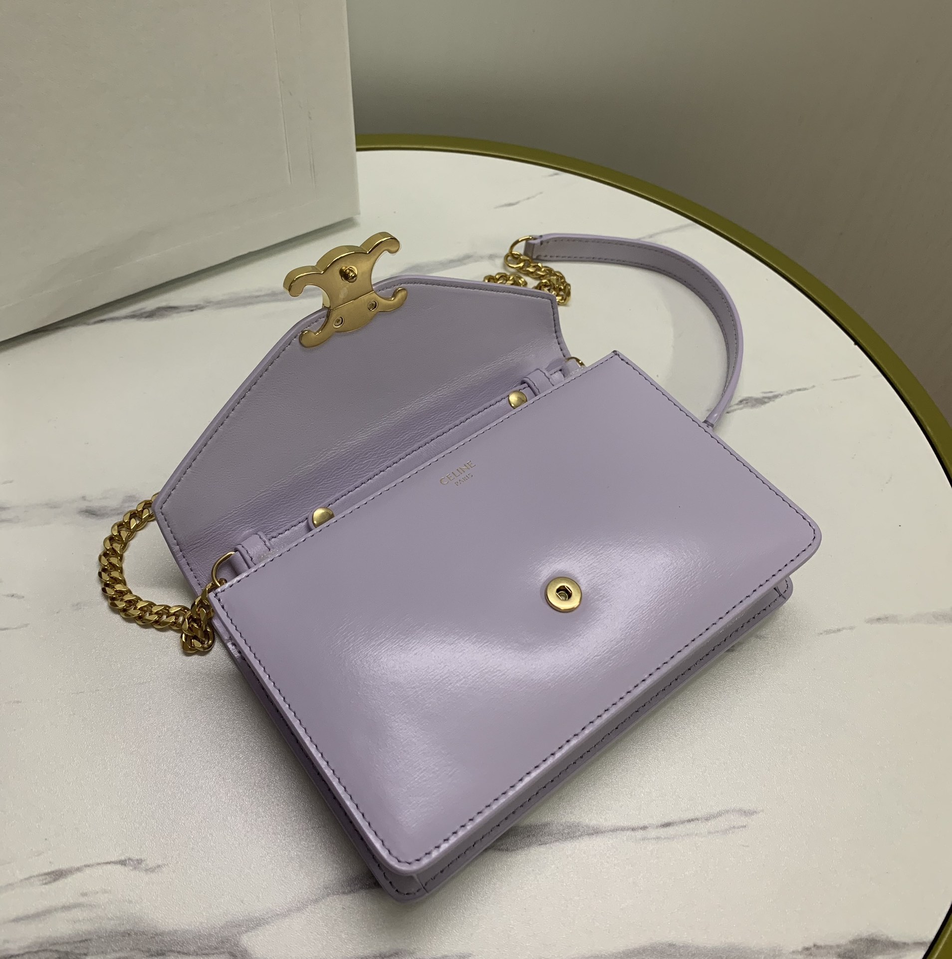 P1240 TRIOMPHE Shiny Cow Leather Chain Wallet This model can fit larger smartphone models such as PLUS Cow Leather Lining : Cow Leather/Fabric Crossbody and Shoulder TRIOMPHE Metal Snap Button Closure 1 Main Compartment 6 Card Slots Removable Chain Strap with Shoulder Pad Length 20 inches (50 cm) Model No. 10 L033 Light Lavender Purple 💰 Size: 19.5 X 13 X 4CM ( With original packaging)-High imitation factory