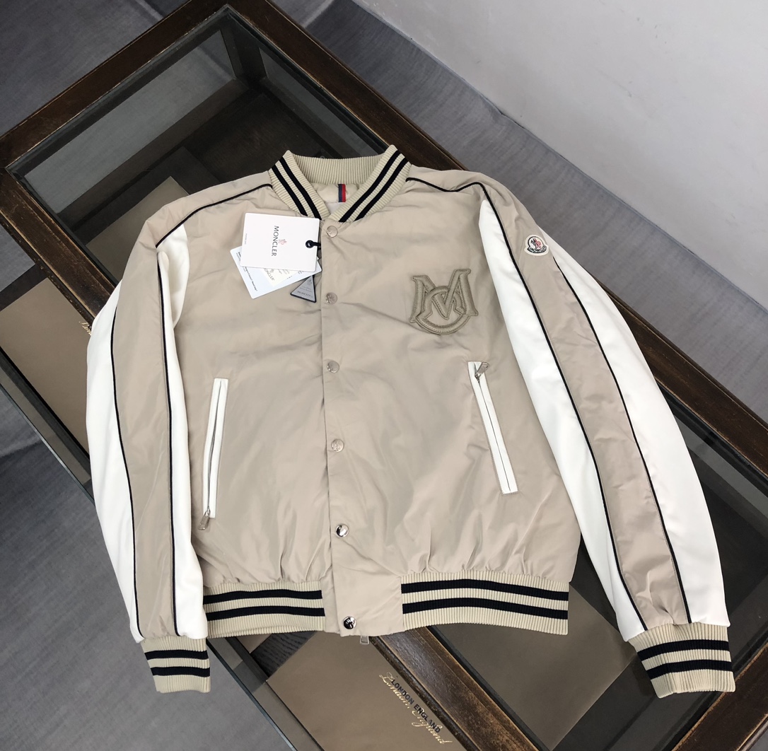 P1020 Moncler  蒙口 ⭐️ 2024秋冬最新爆款棒球领羽绒服面料质感有光泽充绒蓬松🍃品质经得起任何形式检验性价比超级高的休闲羽绒夹克外套！胸前重工刺绣品牌徽标高档有质感！
内里填充90%绒!!!均经过严格的挑选工序御寒性能更是毋庸置疑！五金辅料全部最开模定制、还原版型、袖口与下摆松紧收口设计细节方面同样都十分到位！手臂饰有经典的毛毡绣标LOGO拉链头上均刻有品牌字母点缀两色可选⭐️男女同款🌟
颜色：黑色 卡其
尺码：1-2-3-4-5（M～3xl）jxfs-高仿包包