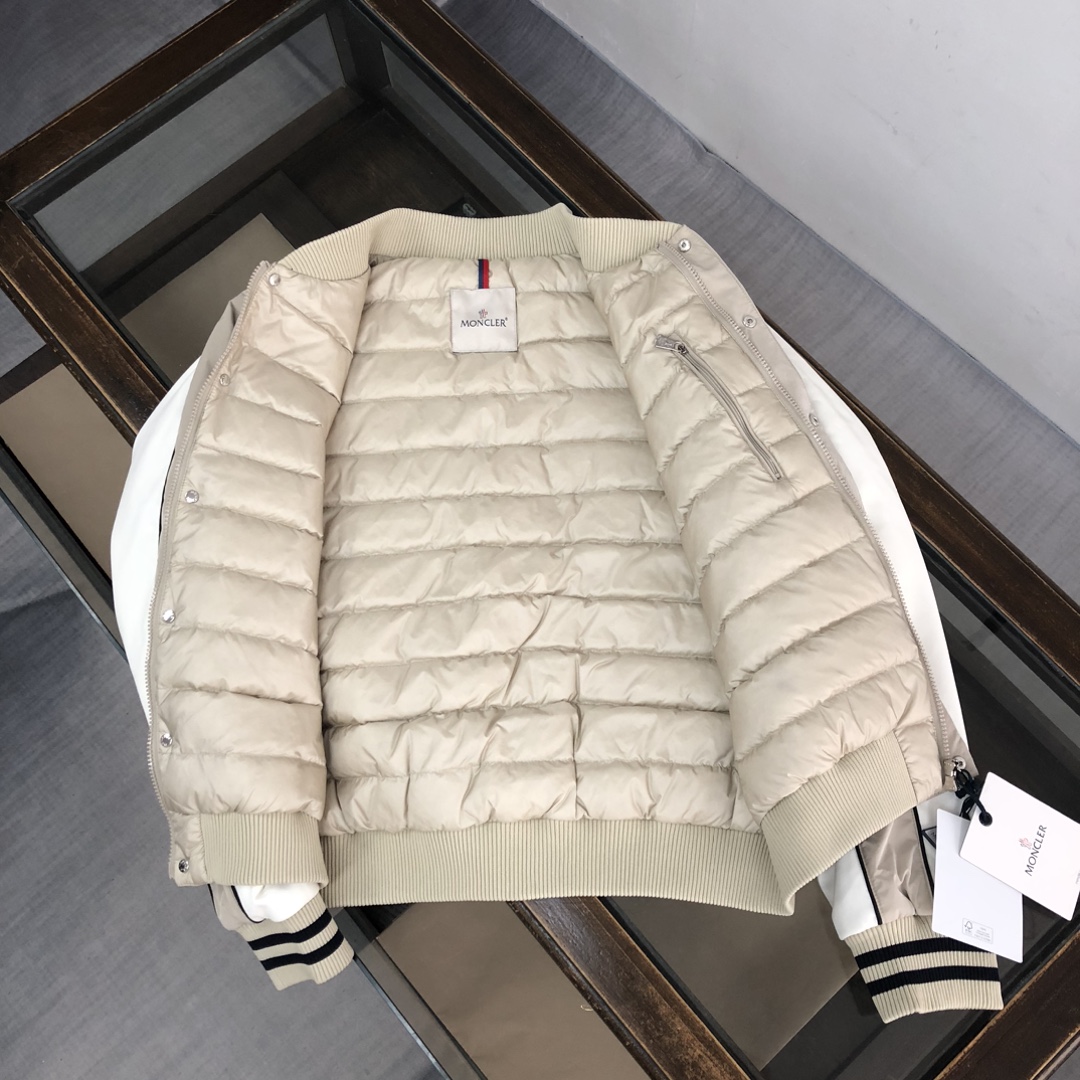 ¡P1020 Moncler Moncler ⭐️ 2024 otoño e invierno la última explosión de cuello de béisbol abajo chaqueta textura de la tela tiene un brillante abajo relleno esponjoso 🍃 calidad para soportar cualquier forma de inspección rentable super alta casual abajo chaqueta abrigo! ¡Pecho pesado bordado logotipo de la marca textura de alto grado!¡¡¡¡Lleno de 90% abajo!!!! ¡Todo después de un riguroso proceso de selección de rendimiento en frío es incuestionable! ¡Accesorios de hardware de todo el molde más abierto personalizado, versión de restauración, puños y dobladillo elástico detalles de diseño de cierre son también muy en su lugar! ¡Los brazos están decorados con fieltro clásico logotipo bordado cremallera cabeza están grabados con letras de la marca adorno dos colores disponibles ⭐️ hombres y mujeres con los mismos modelos 🌟!Color: negro caquiTamaño: 1-2-3-4-5 (M ~ 3xl) jxfs