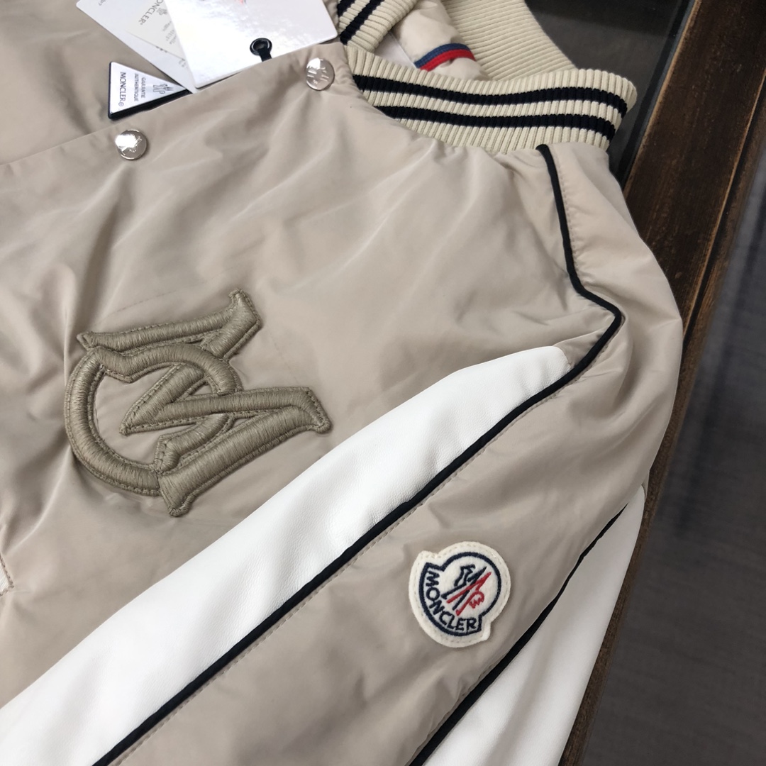 图片[3]-P1020 Moncler  蒙口 ⭐️ 2024秋冬最新爆款棒球领羽绒服面料质感有光泽充绒蓬松🍃品质经得起任何形式检验性价比超级高的休闲羽绒夹克外套！胸前重工刺绣品牌徽标高档有质感！
内里填充90%绒!!!均经过严格的挑选工序御寒性能更是毋庸置疑！五金辅料全部最开模定制、还原版型、袖口与下摆松紧收口设计细节方面同样都十分到位！手臂饰有经典的毛毡绣标LOGO拉链头上均刻有品牌字母点缀两色可选⭐️男女同款🌟
颜色：黑色 卡其
尺码：1-2-3-4-5（M～3xl）jxfs-高仿包包