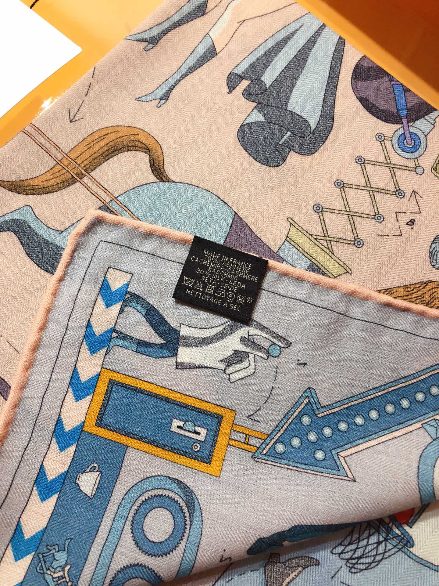 P200❄️RHMS2371❄Hermes Afternoon Tea for Two 70cm Reversible Velvet Square ScarfCet accessoire Hermes must-have peut être porté dans une variété de façons et va bien avec n'importe quelle tenue, qu'il soit noué autour du cou ou porté comme une ceinture, attache de cheveux ou foulard, il est tout agréable à l'œil et disponible pour toutes les saisons.Thickness Super Practical Handfeeling smooth 👍👍👍👍 Purement fait à la main bords roulés ! Réversible en différentes couleurs avec différentes combinaisons facile à manipuler les cadeaux à usage personnel sont préférés ! 70% Cachemire 30% Soie 70X70cm