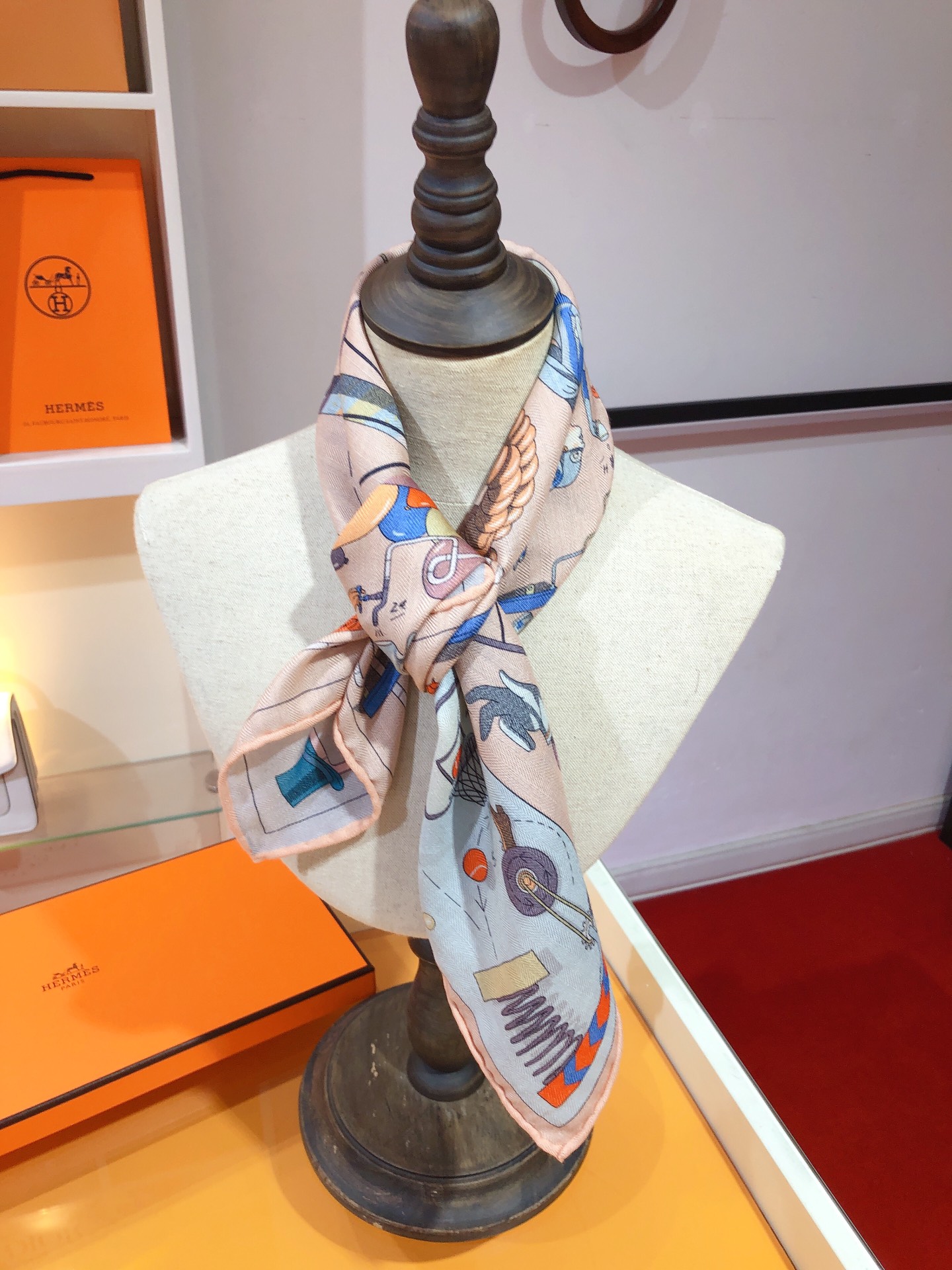 P200❄️RHMS2371❄Hermes Afternoon Tea for Two 70cm Reversible Velvet Square ScarfThis Hermes must-have accessory can be worn in a variety of ways and goes well with any outfit, whether it's tied around the neck or worn as a belt, hair tie or headband, it's all pleasing to the eye and available for all seasons.Thickness Super Practical Handfeeling smooth 👍👍👍 Purely handmade rolled edges! Reversible different colors and different combinations easy to handle gifts for personal use are preferred! 70% cashmere 30% silk 70X70cm