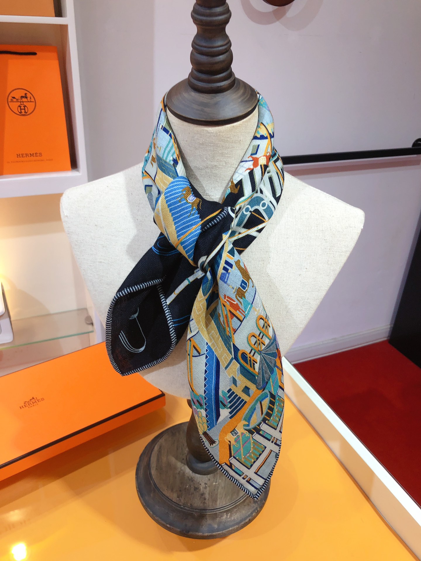 画像[9]-P200❄️RHMS23105❄Hermes Running Club 70cm Reversible Velvet Square ScarfThis Hermes must have accessory can be worn in variety of ways and goes well with any outfit whether it is tied around the neck or worn as a belt, hair tie or head scarf are all pleasing to eye in all seasons available in all season's thickness 超実用的 なめらかな手触り👍👍 手巻きエッジ！リバーシブル異なる色と異なる組み合わせ個人的な使用のためのギフトを扱うのは簡単です好まれる！70%カシミア30%シルク70X70センチメートル-ハイフェイクバッグ