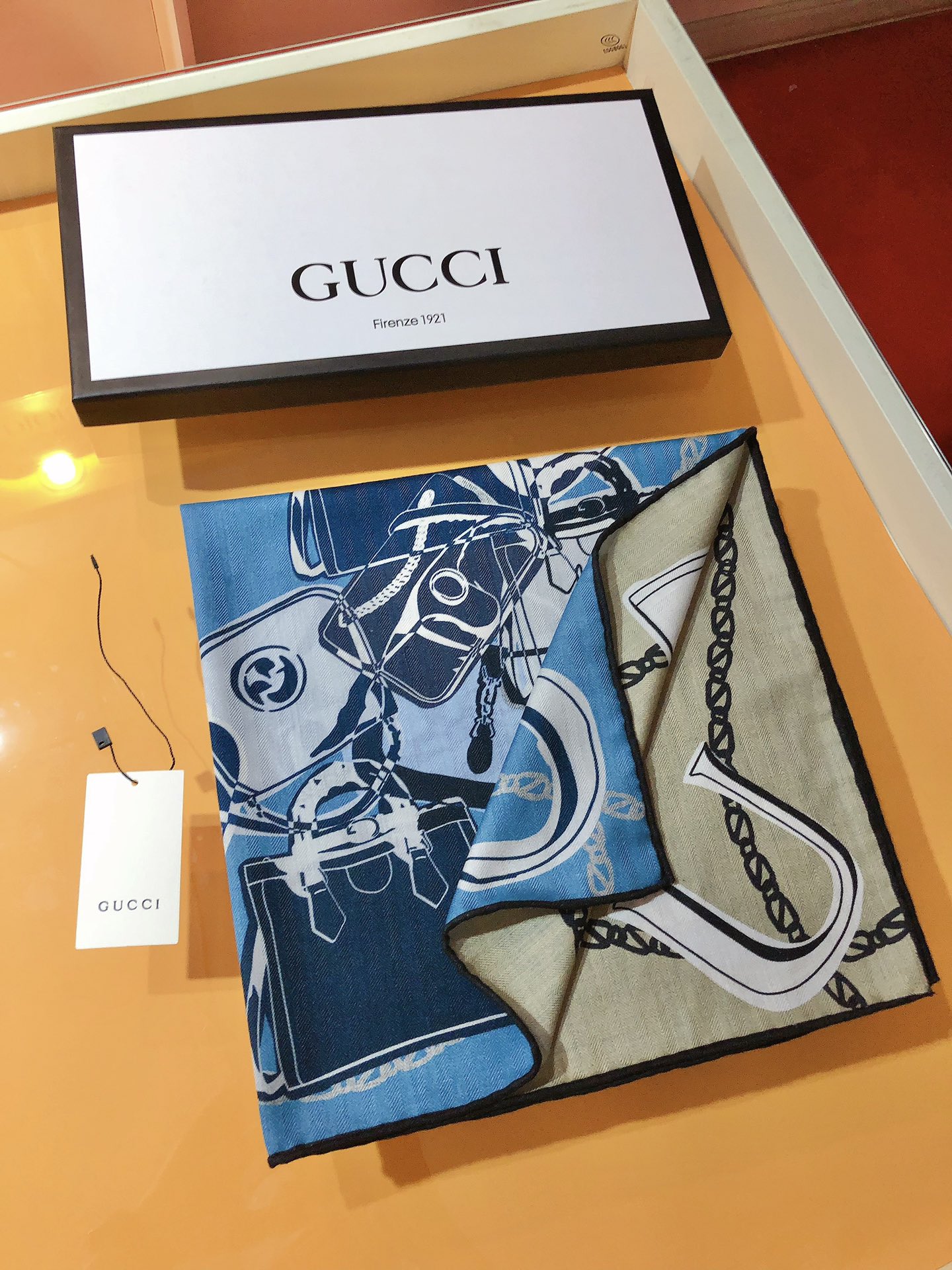 P200❄️RGC2312❄G family 70cm double-sided velvet square scarf Cet accessoire incontournable de Gucci se porte de multiples façons et s'accorde avec toutes les tenues, qu'il soit noué autour du cou ou porté en ceinture, attache cheveux et foulard sont tous agréables à regarder all-season available thickness, super practical, smooth feel 👍👍👍👍 pure hand-rolled edges ! Réversible dans différentes couleurs avec différentes combinaisons facile à manipuler les cadeaux à usage personnel sont préférés ! 70% Cachemire 30% Soie 70X70cm