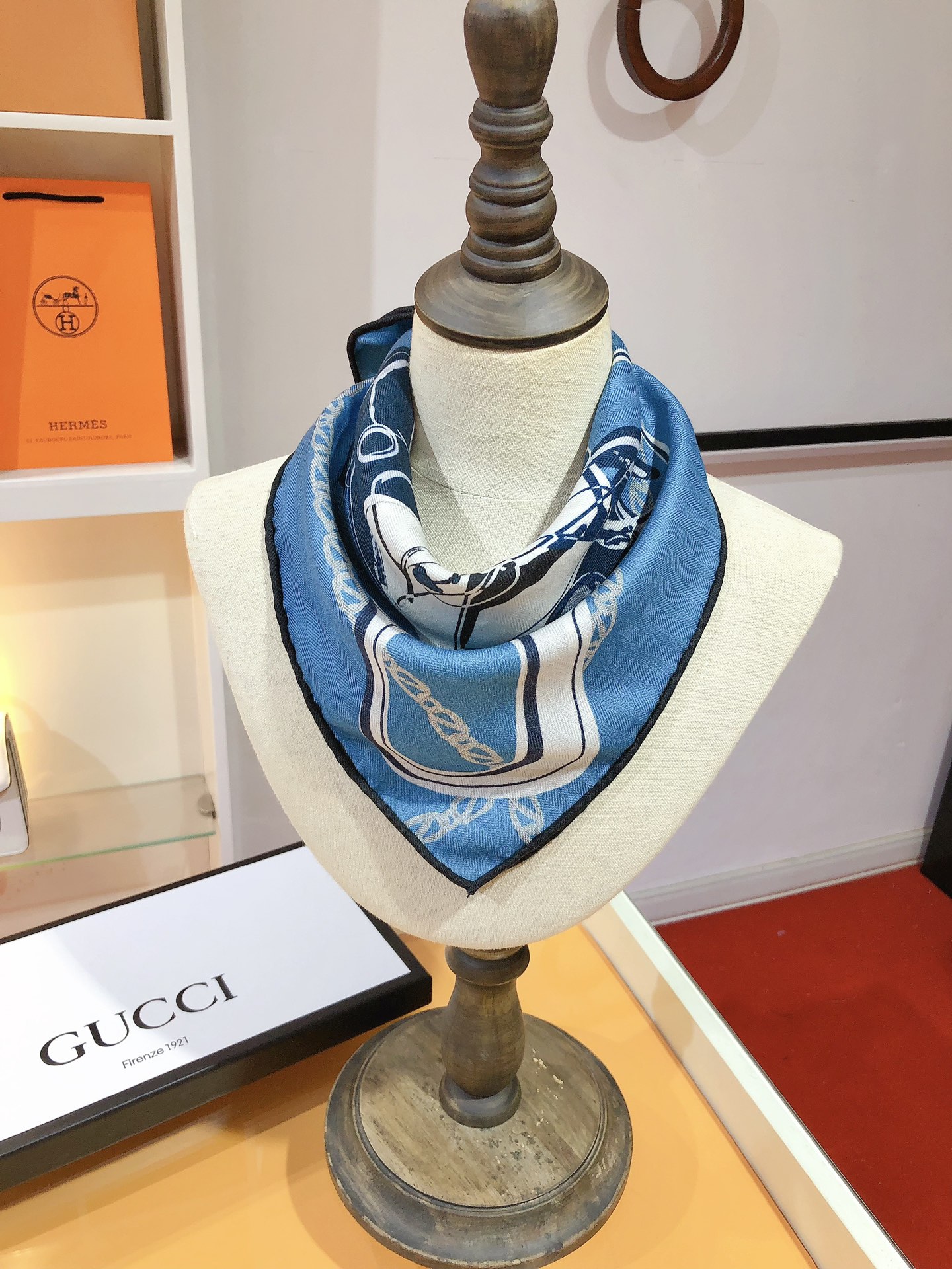 P200❄️RGC2312❄G family 70cm double-sided velvet square scarf this Gucci must-have accessory can be worn in a variety of ways with any outfit are well matched whether tied around the neck or as a belt, hair tie and head scarf to wear are pleasing to the eye in all seasons of the thickness of the available ultra-practical feel smooth 👍👍👍 handmade rolled edges! Reversible different colors and different combinations easy to handle gifts for personal use are preferred! 70% cashmere 30% silk 70X70cm