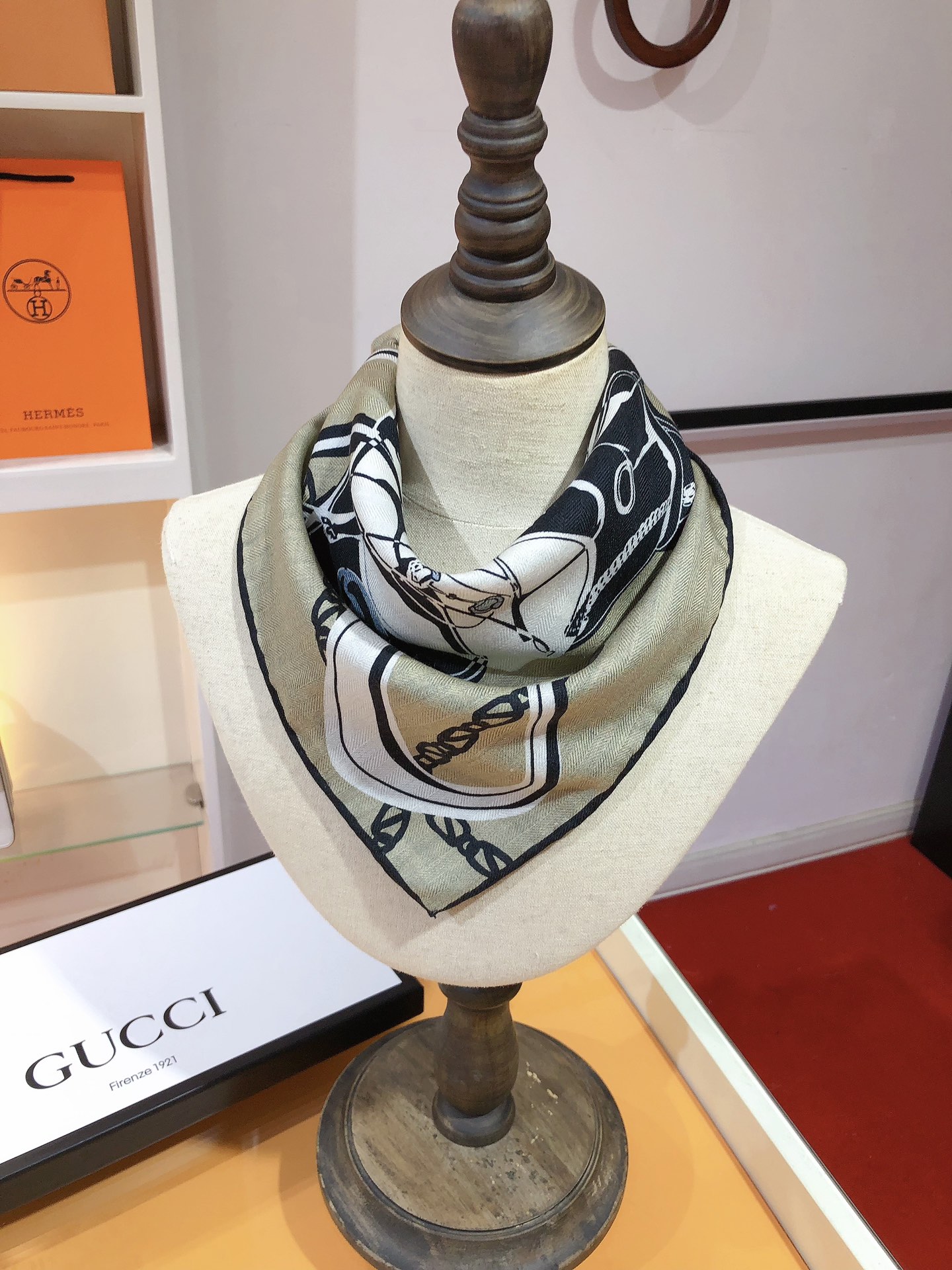 P200❄️RGC2312❄G familia pañuelo cuadrado de terciopelo de doble cara de 70cm Este accesorio imprescindible de Gucci se puede llevar de muchas maneras y combina bien con cualquier conjunto, ya sea atado al cuello o usado como cinturón, lazo para el pelo y pañuelo para la cabeza son agradables a la vista toda la temporada grosor disponible, súper práctico, tacto suave 👍👍👍 ¡puros bordes enrollados a mano! Reversible en diferentes colores con diferentes combinaciones fácil de manejar regalos para uso personal son los preferidos! 70% Cachemira 30% Seda 70X70cm