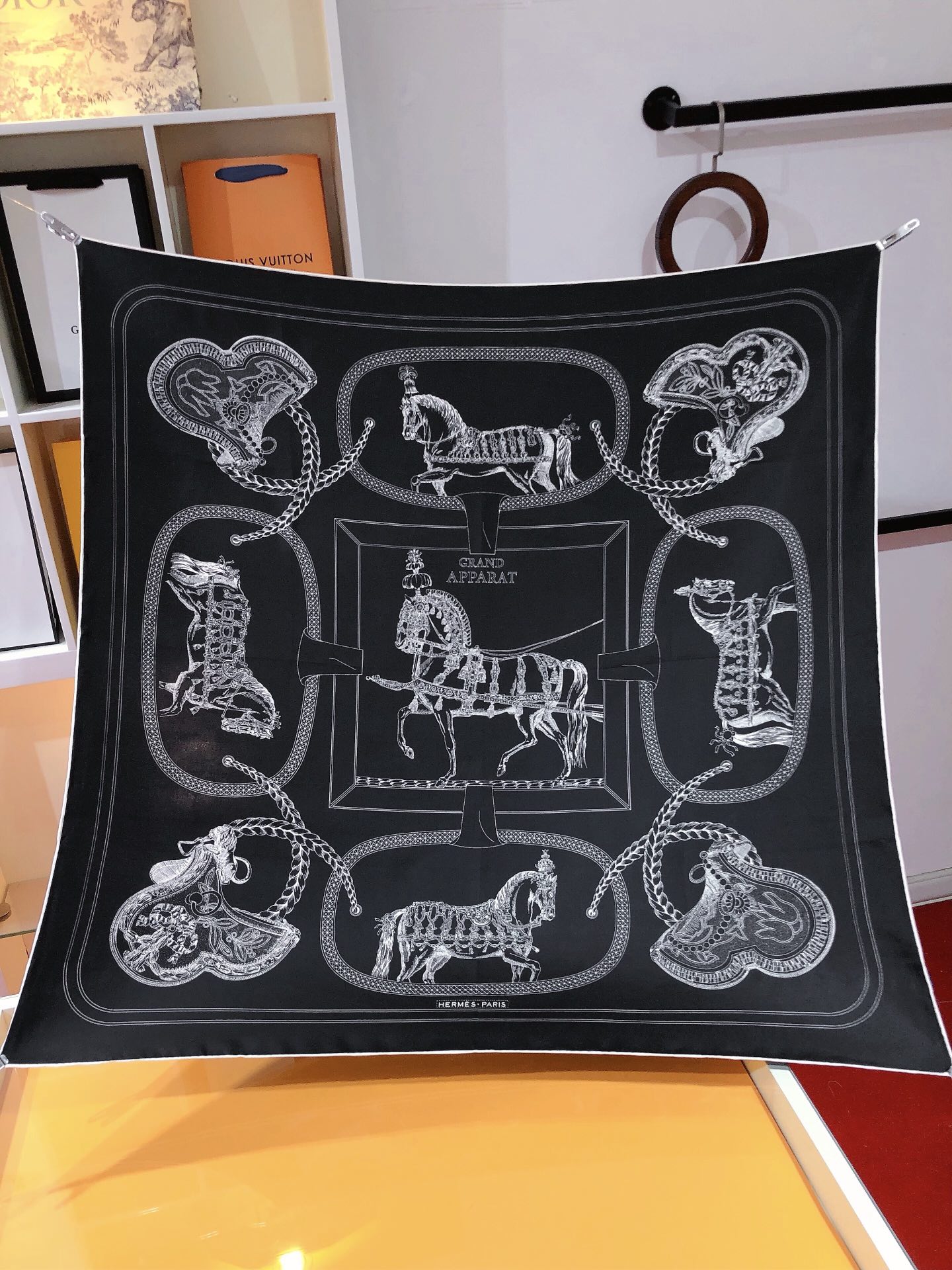 P230🌼SHMS23135🌼HERMES Feast 90cm Silk Square Scarf💖Performe une large gamme de magnifiques selles et brides pour les défilés et les fêtesLes luxueuses brides de selle en cuir gaufré avec des glands ou des embellissements en corde tresséeDes éléments en bronze, des feuilles de laurier, les armoiries royales et le blason soulignent le statut du propriétaire de l'attelage et l'importance de l'événement ! Le motif central de la pièce est relié au motif environnant par des clous pyramidaux et des lanières inspirés de l'image de l'étalon lors du couronnement de Louis XVIII ! Cet accessoire d'accent Hermès se porte de multiples façons et s'intègre avec bonheur à toutes les tenues, que ce soit autour du cou, en blouse, en ceinture ou en foulard Taille : 90x90cm 100% Twill Soie