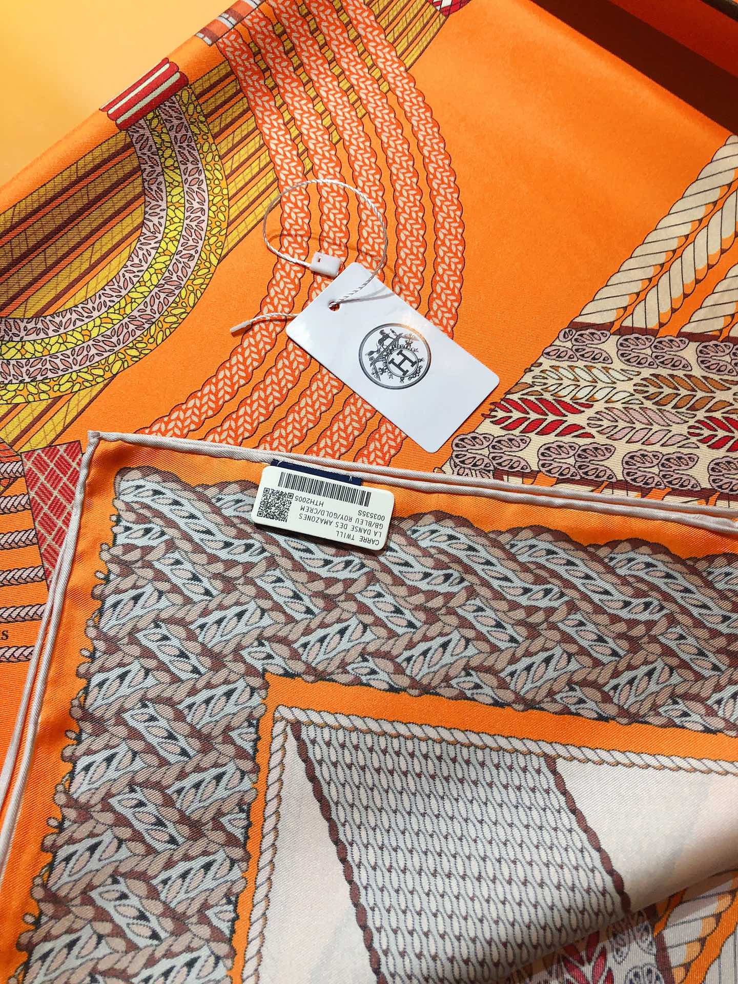 Image [6]-P250🌼SHMS23140🌼Hermès Dressage 90cm Silk Square Scarf 👍Cette impression représente des allures de chevaux naturelles et artificielles laissant des motifs sur le sol, les deux formant un design décoratif exprimant librement la beauté de l'artisanat du "tissage équestre". "La beauté de l'artisanat du tissage équestre s'exprime librement dans cette écharpe carrée à la composition asymétrique élégamment simple qui rend hommage à l'artisanat décoratif de la soie sergée + bords roulés à la main artisanat de pointeDoux et léger, facile à porter et utilisable toute l'annéeQuantités limitées disponiblesCommandez maintenant avant qu'il ne soit trop tard 💟Spécifications:90x90cm 100% Twill Silk-Sacs à main de haute qualité.