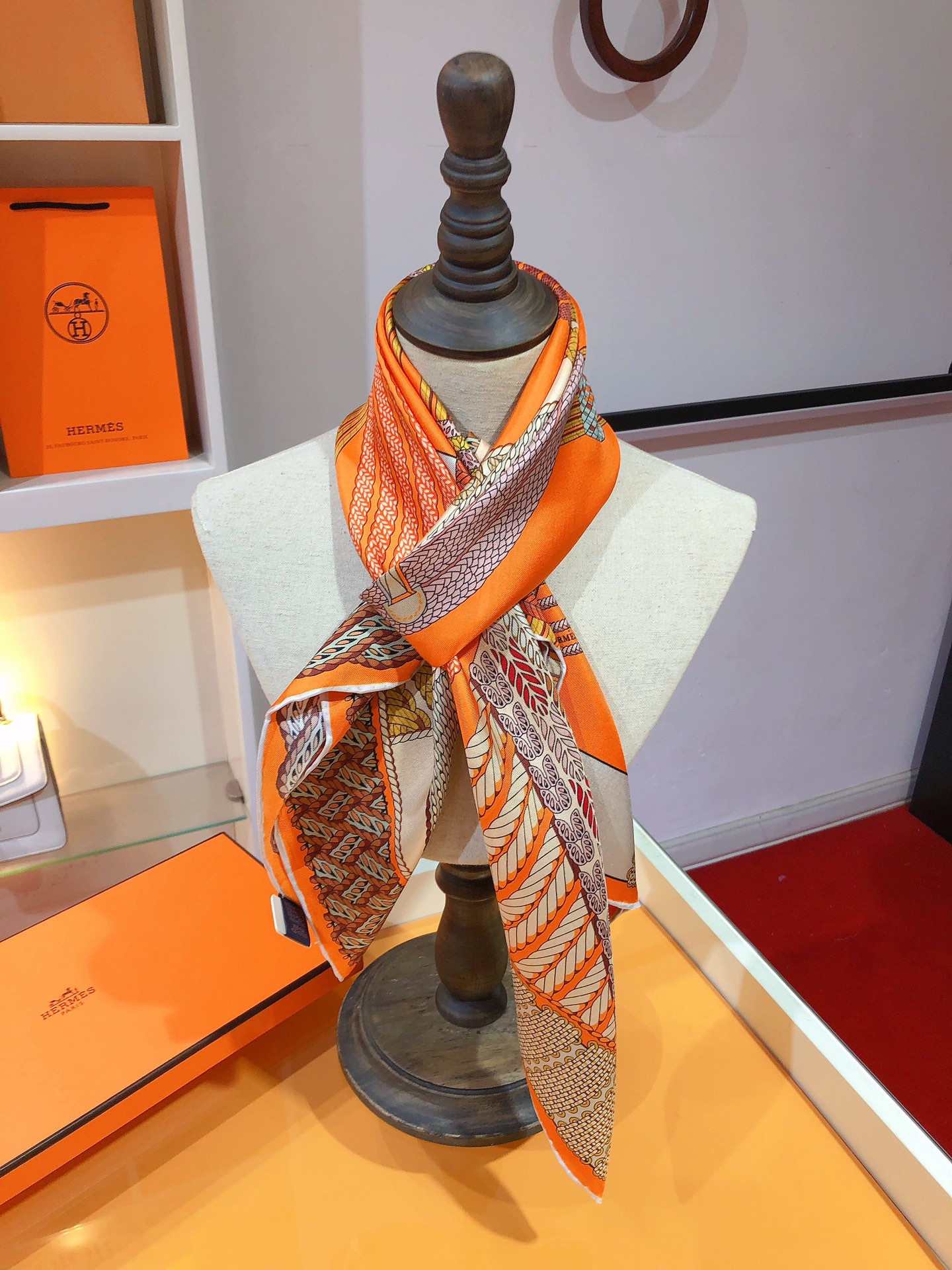 Image [8]-P250🌼SHMS23140🌼Hermès Dressage 90cm Silk Square Scarf 👍Cette impression représente des allures de chevaux naturelles et artificielles laissant des motifs sur le sol, les deux formant un design décoratif exprimant librement la beauté de l'artisanat du "tissage équestre". "La beauté de l'artisanat du tissage équestre s'exprime librement dans cette écharpe carrée à la composition asymétrique élégamment simple qui rend hommage à l'artisanat décoratif de la soie sergée + bords roulés à la main artisanat de pointeDoux et léger, facile à porter et utilisable toute l'annéeQuantités limitées disponiblesCommandez avant qu'il ne soit trop tard 💟Spécifications:90x90cm 100% Twill Silk-Sacs à main de haute qualité.