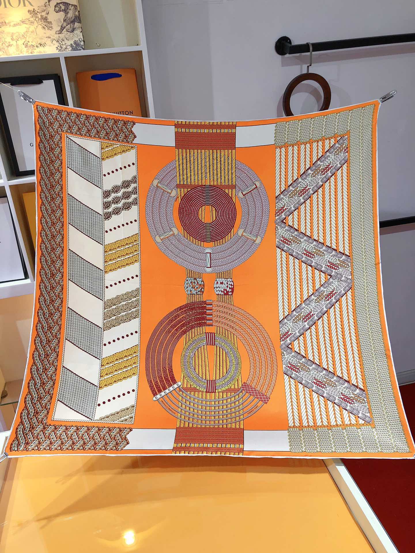 P250🌼SHMS23140🌼Hermès Dressage 90cm Silk Square Scarf 👍Cette impression représente des allures de chevaux naturelles et artificielles laissant des motifs sur le sol, les deux formant un design décoratif exprimant librement la beauté de la "trame équestre". La beauté de l'artisanatLe foulard rend hommage à l'artisanat décoratif avec sa composition asymétrique élégamment simpleL'artisanat de pointe de la soie sergée + bords roulés à la mainDoux et légerFacile à porter et à porter toute l'annéeQuantités limitées disponiblesCommandez maintenant avant qu'il ne soit trop tard 💟Spécifications:90x90cm 100% Soie sergée.