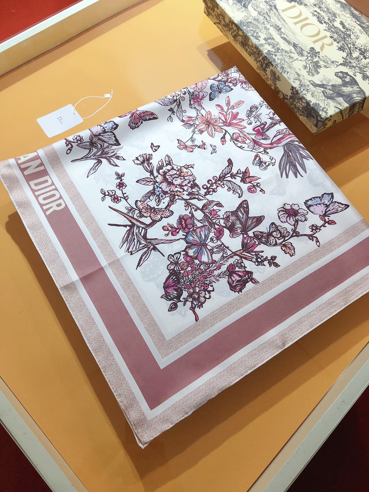 Image [7]-P230🌼SDO2401🌼Dior Mexico Ruy Print 90cm Silk Square Scarf Le foulard carré est un mélange coloré de papillons et de fleurs mexicaines traditionnelles, fabriqué en sergé de soie mûre avec un design réversible et un ourlet roulé à la main décoré avec Christian contrastant. Dior pour rehausser le style peut être noué autour du cou ou utilisé comme foulard pour créer un look d'inspiration Dior matière en sergé de soie de qualité supérieure pour créer une sensation de bébé processus d'impression le plus précis de l'industrie couleurs pleines et riches 🌹 🌹 🌹 disponible en toutes saisons épaisseur ultra-pratique 👍👍 bords roulés à la main [lips] [lips] spécifications : 90x90cm100% Sergé de soie-Haute Fausseté Sacs