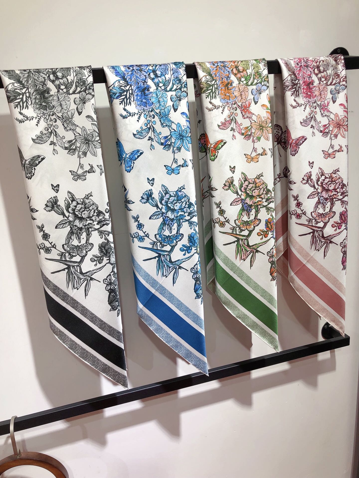 P230🌼SDO2401🌼Dior Mexico Ruy Print 90cm Silk Square Scarf Le foulard carré est un mélange coloré de papillons et de fleurs mexicaines traditionnelles, réalisé en sergé de soie de mûrier avec un design réversible et un bord roulé à la main avec le jacquard du logo Christian Dior contrasté.