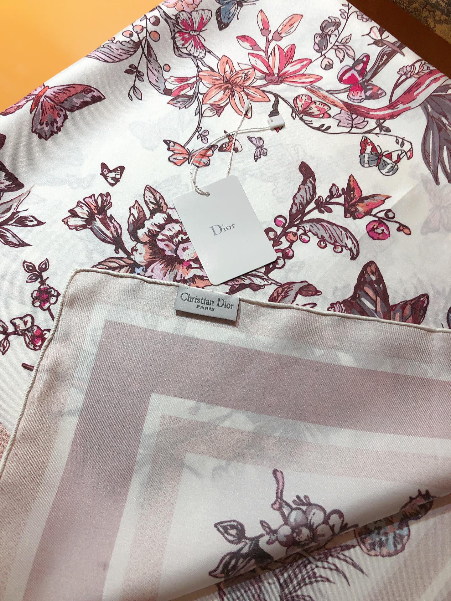 Image [8]-P230🌼SDO2401🌼Dior Mexico Ruy Print 90cm Silk Square Scarf Le foulard carré est un mélange coloré de papillons et de fleurs mexicaines traditionnelles, fabriqué à partir de sergé de soie de mûrier et réversible, avec un ourlet roulé à la main décoré de Christian contrastant. Dior pour rehausser le style peut être noué autour du cou ou utilisé comme foulard pour créer un look d'inspiration Dior matière en sergé de soie de qualité supérieure pour créer une sensation de bébé processus d'impression le plus précis de l'industrie couleurs pleines et riches 🌹 🌹 🌹 disponible en toutes saisons épaisseur ultra-pratique 👍👍 bords roulés à la main [lips] [lips] spécifications : 90x90cm100% Sergé de soie-Haute Fausseté Sacs