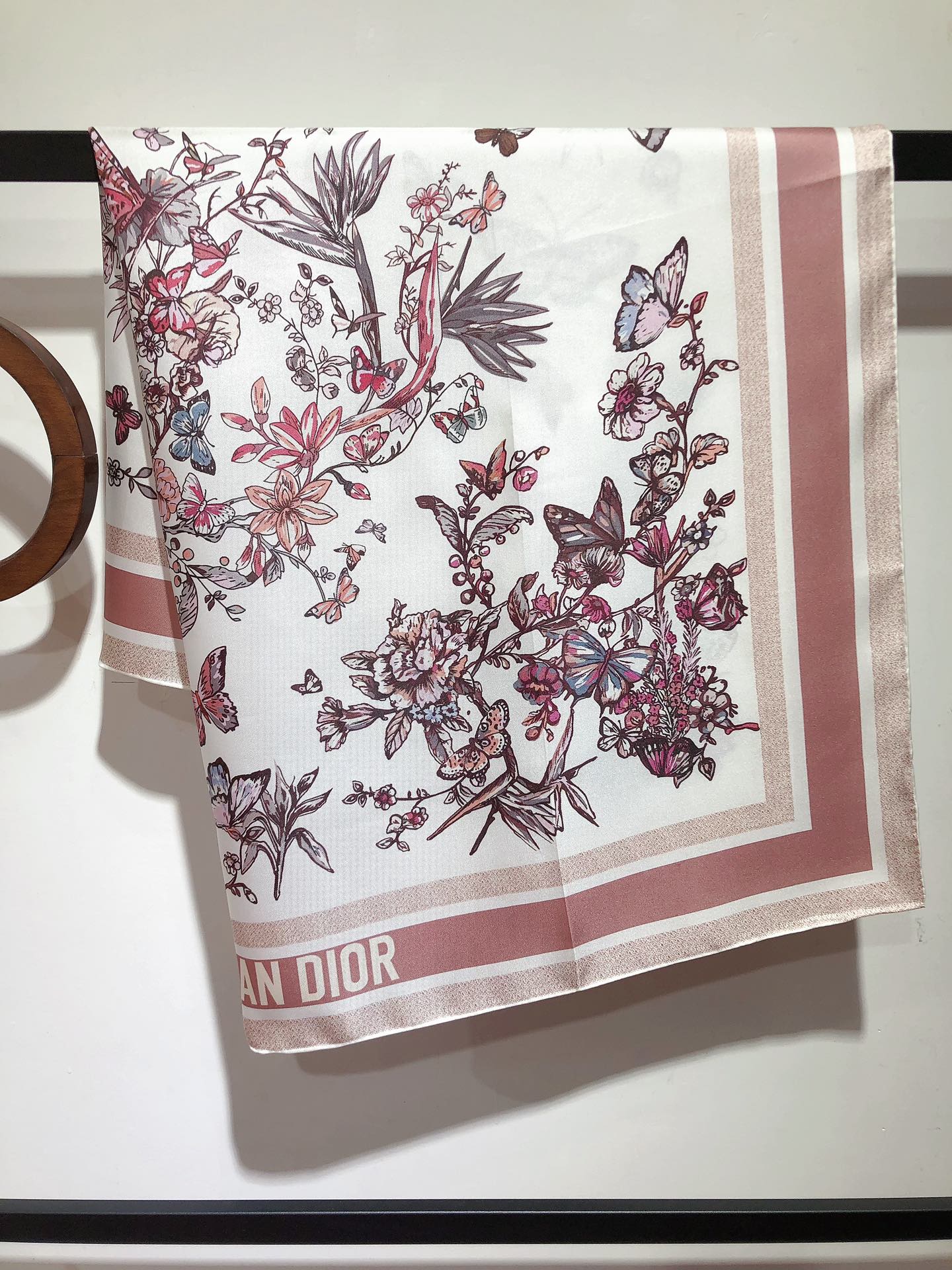 Image [6]-P230🌼SDO2401🌼Dior Mexico Ruy Print 90cm Silk Square Scarf Le foulard carré est un mélange coloré de papillons et de fleurs mexicaines traditionnelles, fabriqué à partir de sergé de soie de mûrier avec un design réversible et une bordure roulée à la main décorée avec Christian contrastant. Dior pour rehausser le style peut être noué autour du cou ou utilisé comme foulard pour créer un look d'inspiration Dior matière en sergé de soie de qualité supérieure pour créer une sensation de bébé processus d'impression le plus précis de l'industrie couleurs pleines et riches 🌹 🌹 🌹 disponible en toutes saisons épaisseur ultra-pratique 👍👍 bords roulés à la main [lips] [lips] spécifications : 90x90cm100% Sergé de soie-Haute Fausseté Sacs