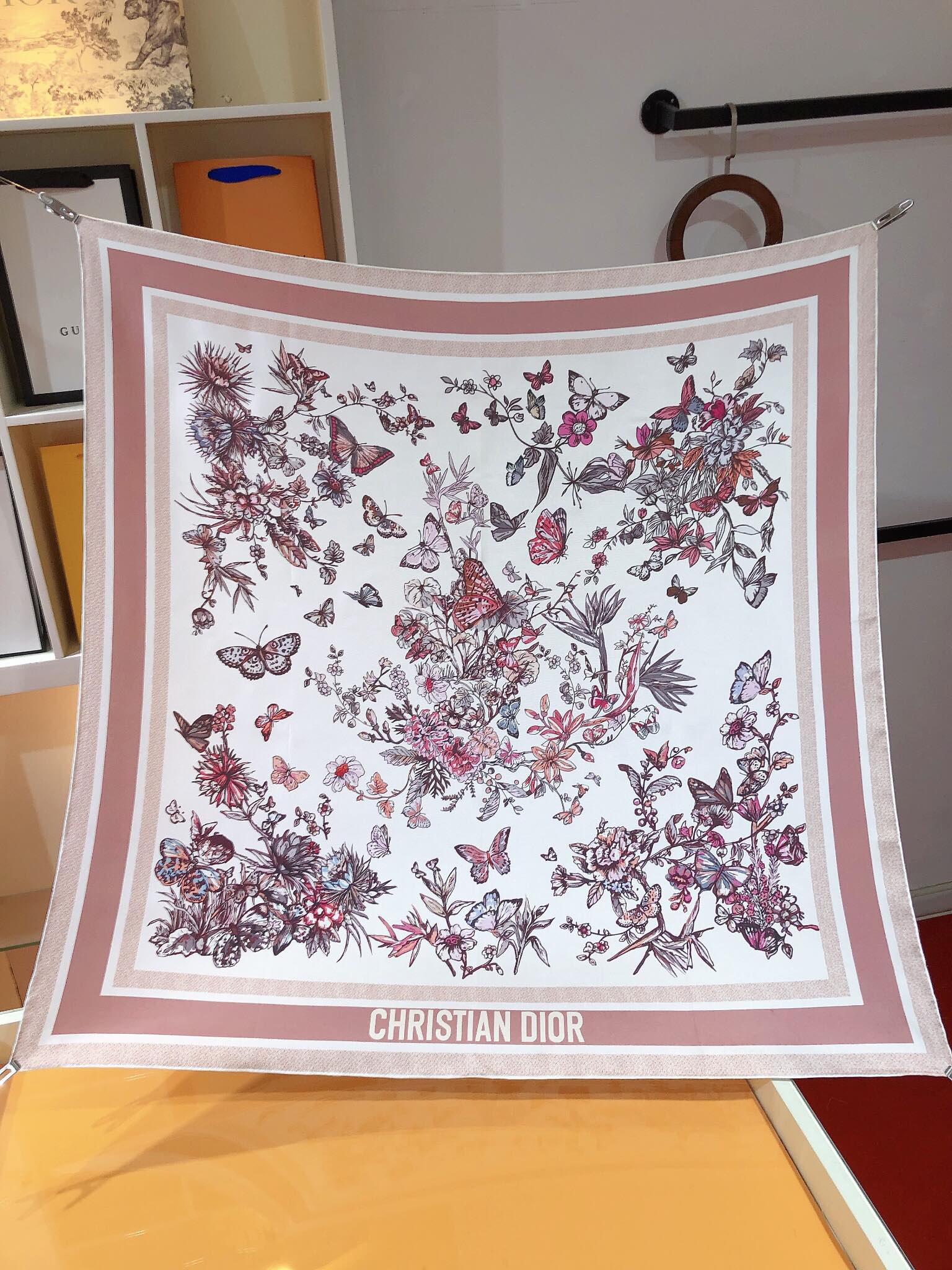 Image [4]-P230🌼SDO2401🌼Dior Mexico Ruy Print 90cm Silk Square Scarf Le foulard carré est un mélange coloré de papillons et de fleurs mexicaines traditionnelles, fabriqué à partir de sergé de soie de mûrier avec un design réversible et une bordure roulée à la main décorée avec Christian contrastant. Dior pour rehausser le style peut être noué autour du cou ou utilisé comme foulard pour créer un look d'inspiration Dior matière en sergé de soie de qualité supérieure pour créer une sensation de bébé processus d'impression le plus précis de l'industrie couleurs pleines et riches 🌹 🌹 🌹 disponible en toutes saisons épaisseur ultra-pratique 👍👍 bords roulés à la main [lips] [lips] spécifications : 90x90cm100% Sergé de soie-Haute Fausseté Sacs