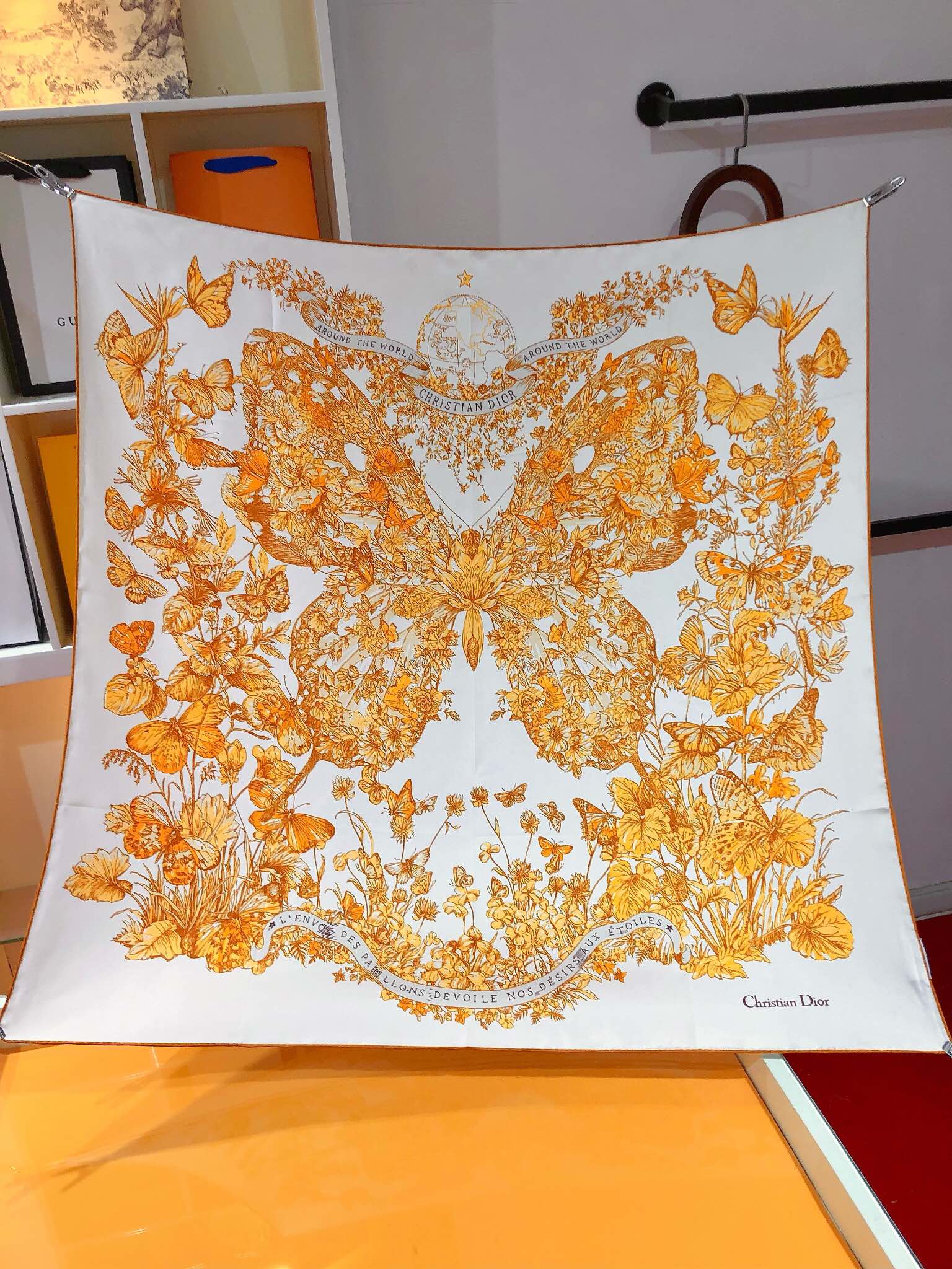 画像[3]-P230🌼SDO2403🌼Dior Butterfly Around the World Print 90cm Silk Square TowelコレクションのクラシックなバタフライモチーフにL'envol des papillons déをあしらったスクエアタオル。Voile nos désirs aux étoilesマルベリーシルクツイルに手縫いのトリミングを施し、クリスチャン ディオールのロゴをあしらった、洗練されたディオール スタイルの正方形タオル。 最高級のツイルシルクが赤ちゃんの肌のような肌触りを生み出します。 業界で最も正確なプリント。 豊かな発色。