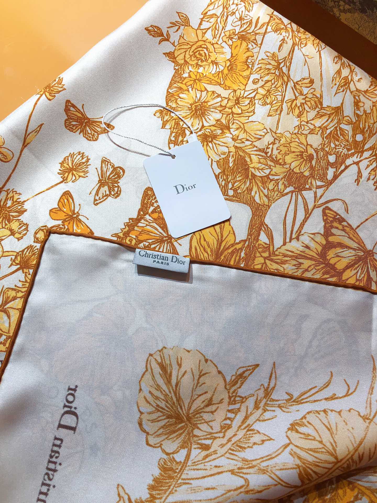 画像[7]-P230🌼SDO2403🌼Dior Butterfly Around the World Print 90cm Silk Square TowelコレクションのクラシックなバタフライモチーフにL'envol des papillons déをあしらったスクエアタオル。Voile nos désirs aux étoilesマルベリーシルクツイルに手縫いのトリミングを施し、クリスチャン ディオールのロゴをあしらった、洗練されたディオール スタイルの正方形タオル。 最高級のツイルシルクが赤ちゃんの肌のような肌触りを生み出します。 業界で最も正確なプリント。 豊かな発色。