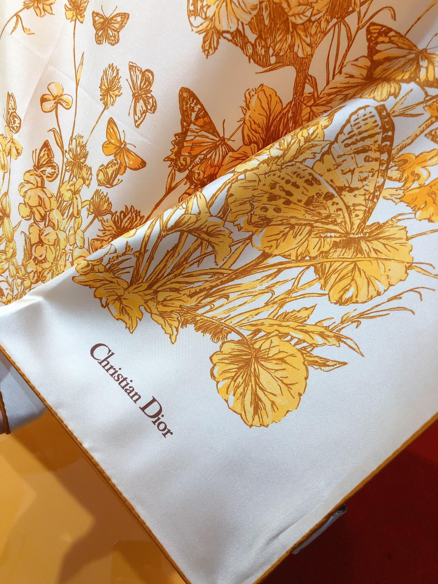 画像[4]-P230🌼SDO2403🌼Dior Butterfly Around the World Print 90cm Silk Square TowelコレクションのクラシックなバタフライモチーフにL'envol des papillons déをあしらったスクエアタオル。Voile nos désirs aux étoilesマルベリーシルクツイルに手縫いのトリミングを施し、クリスチャン ディオールのロゴをあしらった、洗練されたディオール スタイルの正方形タオル。 最高級のツイルシルクが赤ちゃんの肌のような肌触りを生み出します。 業界で最も正確なプリント。 豊かな発色。