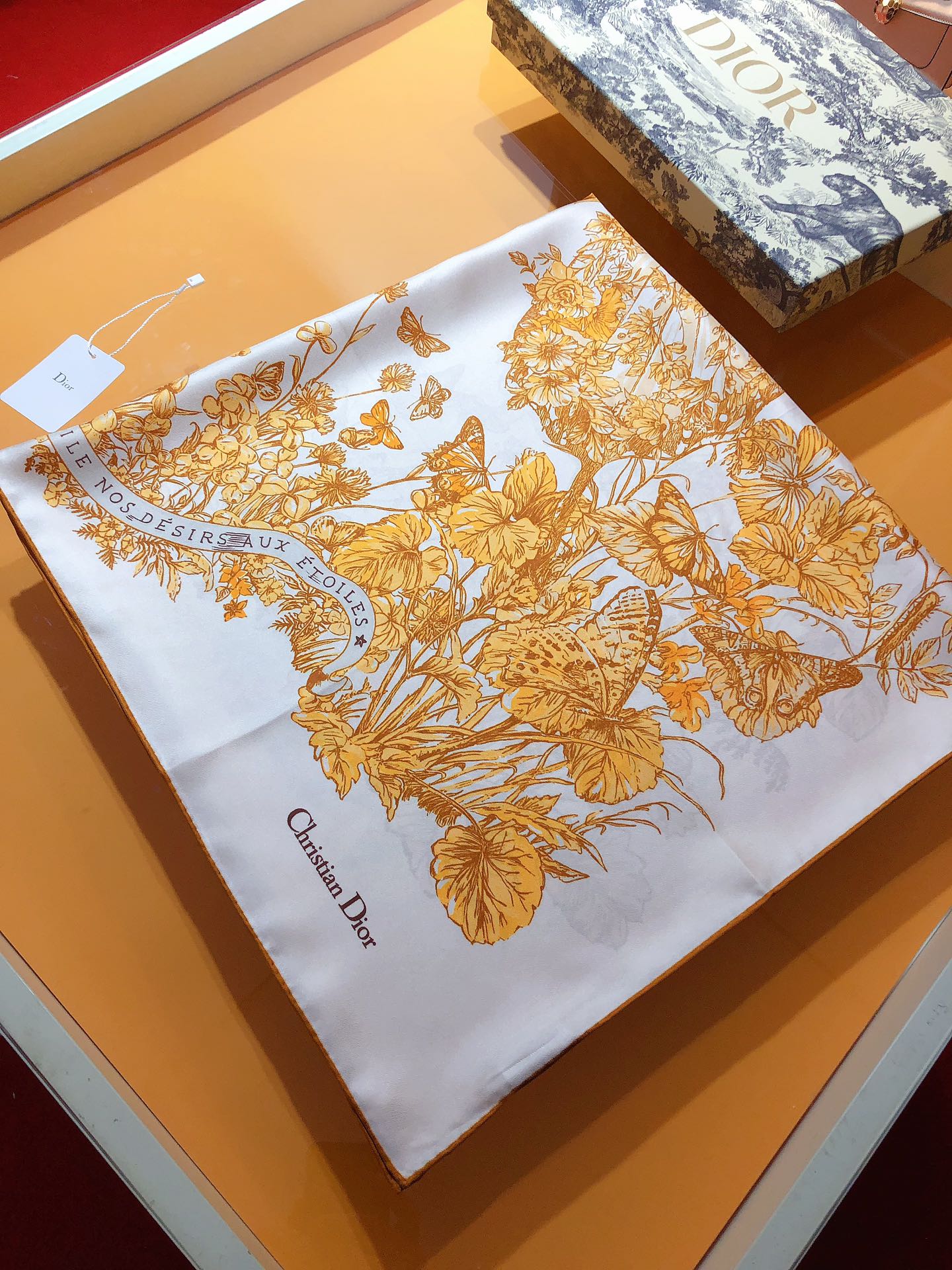 画像[6]-P230🌼SDO2403🌼Dior Butterfly Around the World Print 90cm Silk Square TowelコレクションのクラシックなバタフライモチーフにL'envol des papillons déをあしらったスクエアタオル。Voile nos désirs aux étoilesマルベリーシルクツイルに手縫いのトリミングを施し、クリスチャン ディオールのロゴをあしらった、洗練されたディオール スタイルの正方形タオル。 最高級のツイルシルクが赤ちゃんの肌のような肌触りを生み出します。 業界で最も正確なプリント。 豊かな発色。