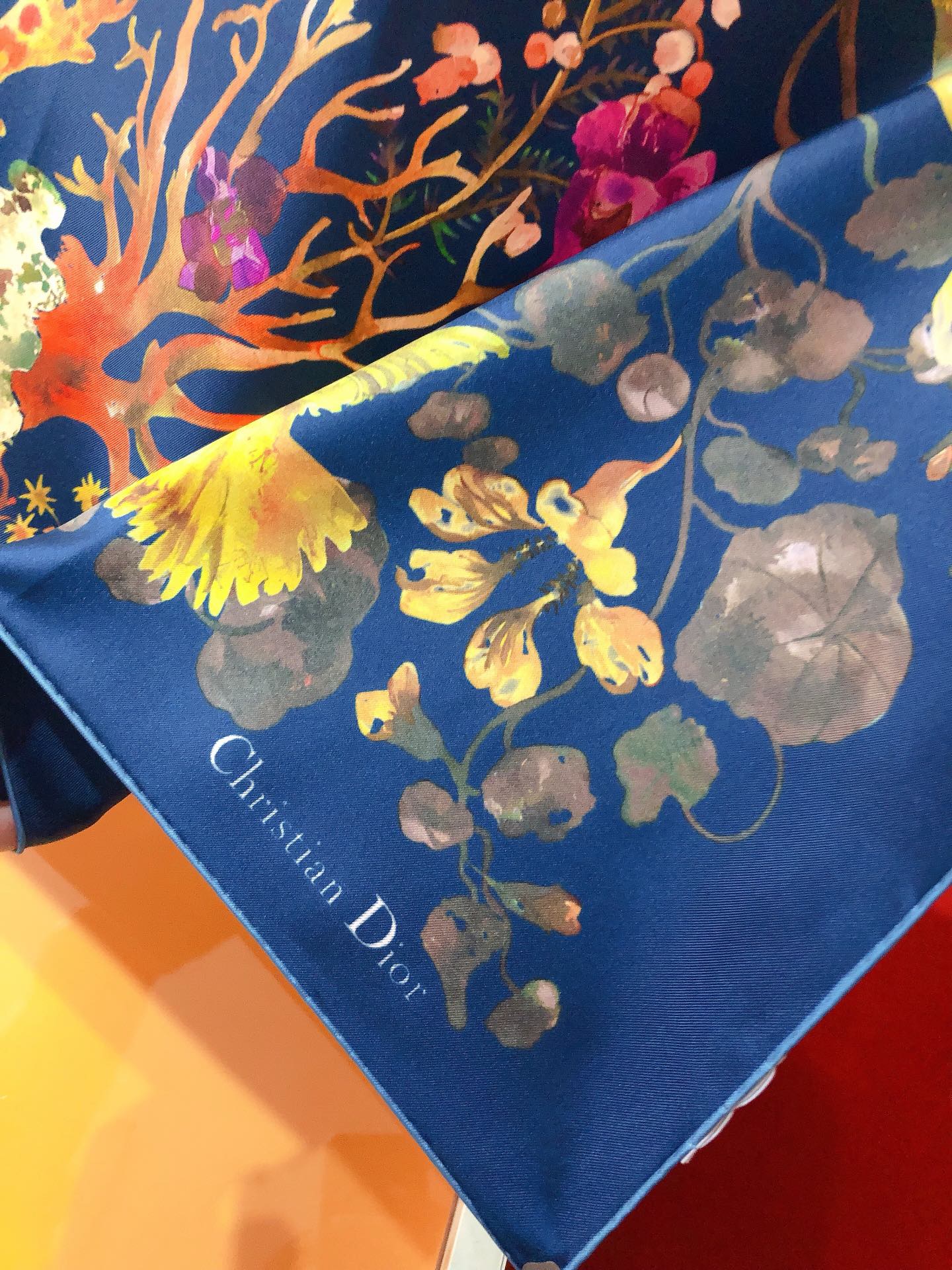 Image [3]-P230🌼SDO2407🌼Dior Tarot Print 90cm Silk Square Scarf Orné de cartes La Lune célébrant la sensualité vive et l'intuition Orné d'imprimés multicolores et de bords roulés à la main et embelli du logo Christian Dior pour élever le look Peut être porté autour du cou ou comme foulard pour créer un look moderne et élégant.