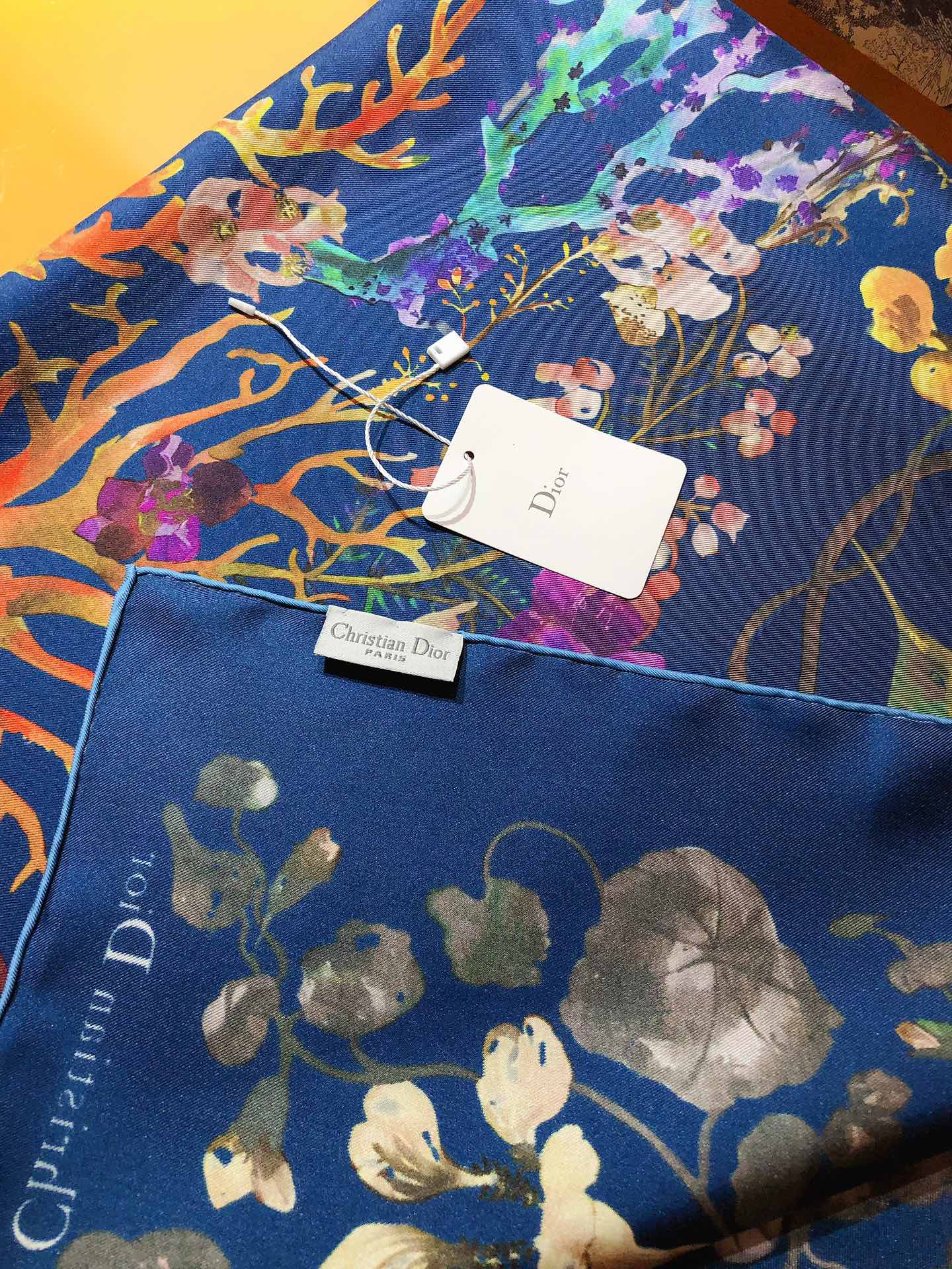 Image [6]-P230🌼SDO2407🌼Dior Tarot Print 90cm Silk Square Scarf Orné de cartes La Lune célébrant la sensualité vive et l'intuition Orné d'imprimés multicolores et de bords roulés à la main et embelli du logo Christian Dior pour élever le look Peut être porté autour du cou ou comme foulard pour créer un look moderne et élégant.