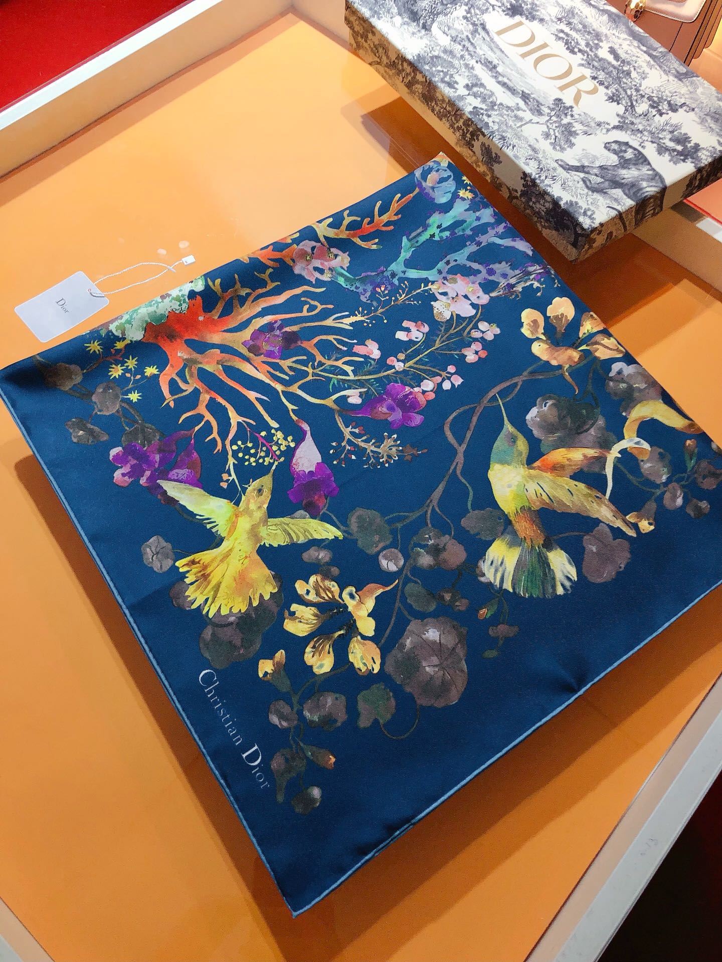 Imagem [5]-P230🌼SDO2407🌼Dior Tarot Print 90cm Silk Square Scarf Adornado com cartas La Lune que celebram a sensualidade e a intuição Adornado com estampas multicoloridas e bordas enroladas à mão e embelezado com o logotipo Christian Dior para elevar o visual Pode ser usado ao redor do pescoço ou como um lenço de cabeça para criar um visual moderno e elegante.