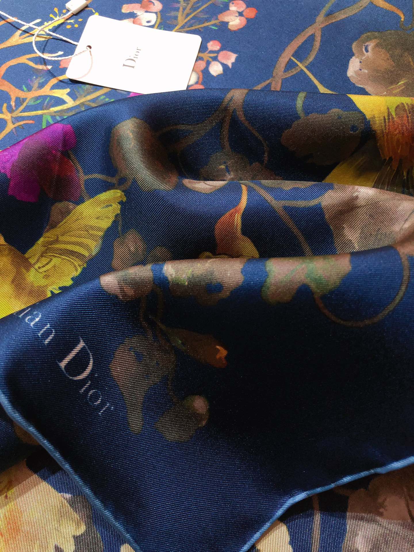 Image [7]-P230🌼SDO2407🌼Dior Tarot Print 90cm Silk Square Scarf Orné de cartes La Lune célébrant la sensualité vive et l'intuition Orné d'imprimés multicolores et de bords roulés à la main et embelli du logo Christian Dior pour élever le look Peut être porté autour du cou ou comme foulard pour créer un look moderne et élégant.