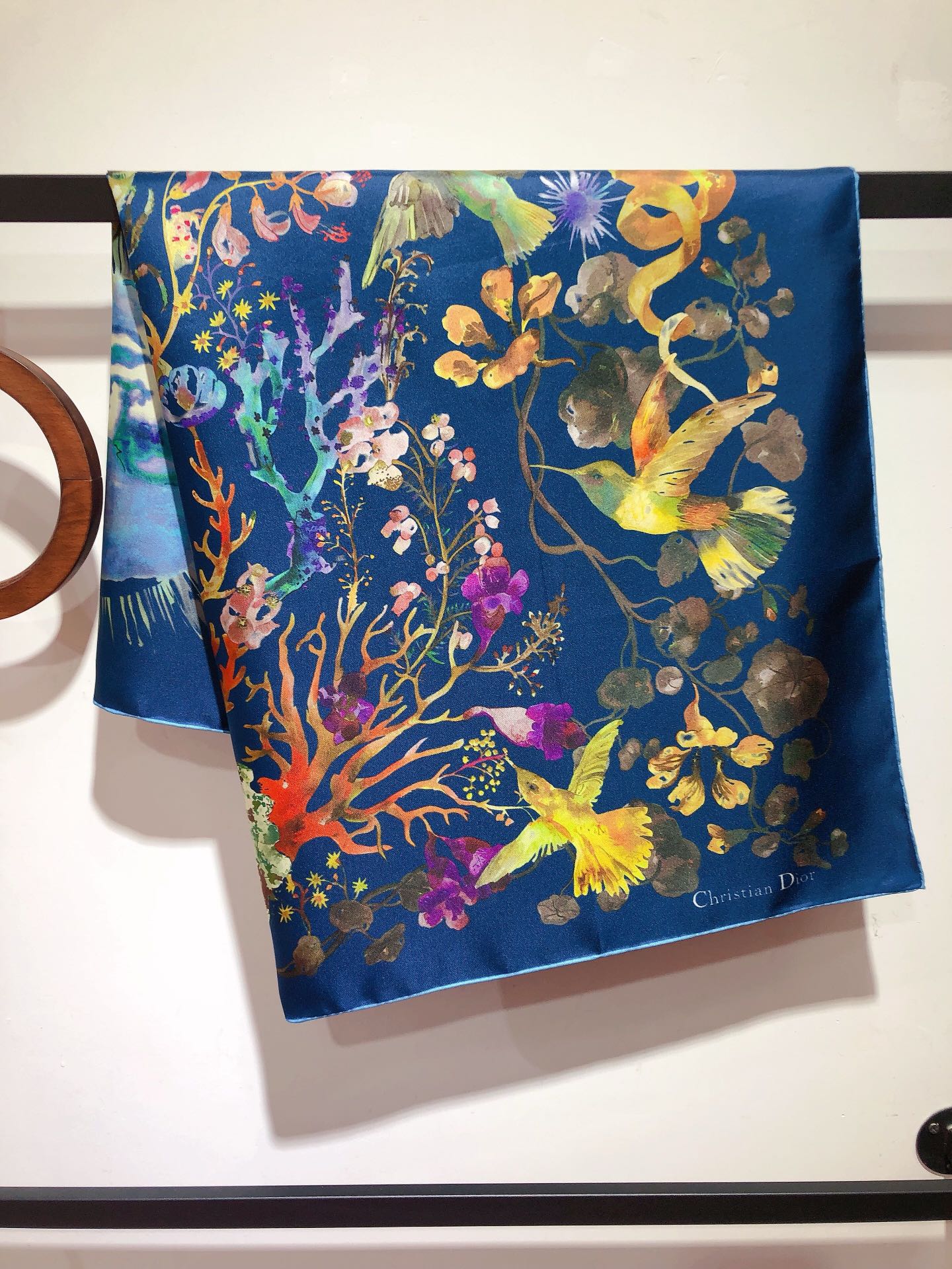 Imagem [4]-P230🌼SDO2407🌼Dior Tarot Print 90cm Silk Square Scarf Adornado com cartas La Lune que celebram a sensualidade e a intuição Adornado com estampas multicoloridas e bordas enroladas à mão e embelezado com o logotipo Christian Dior para elevar o visual Pode ser usado ao redor do pescoço ou como um lenço de cabeça para criar um visual moderno e elegante.