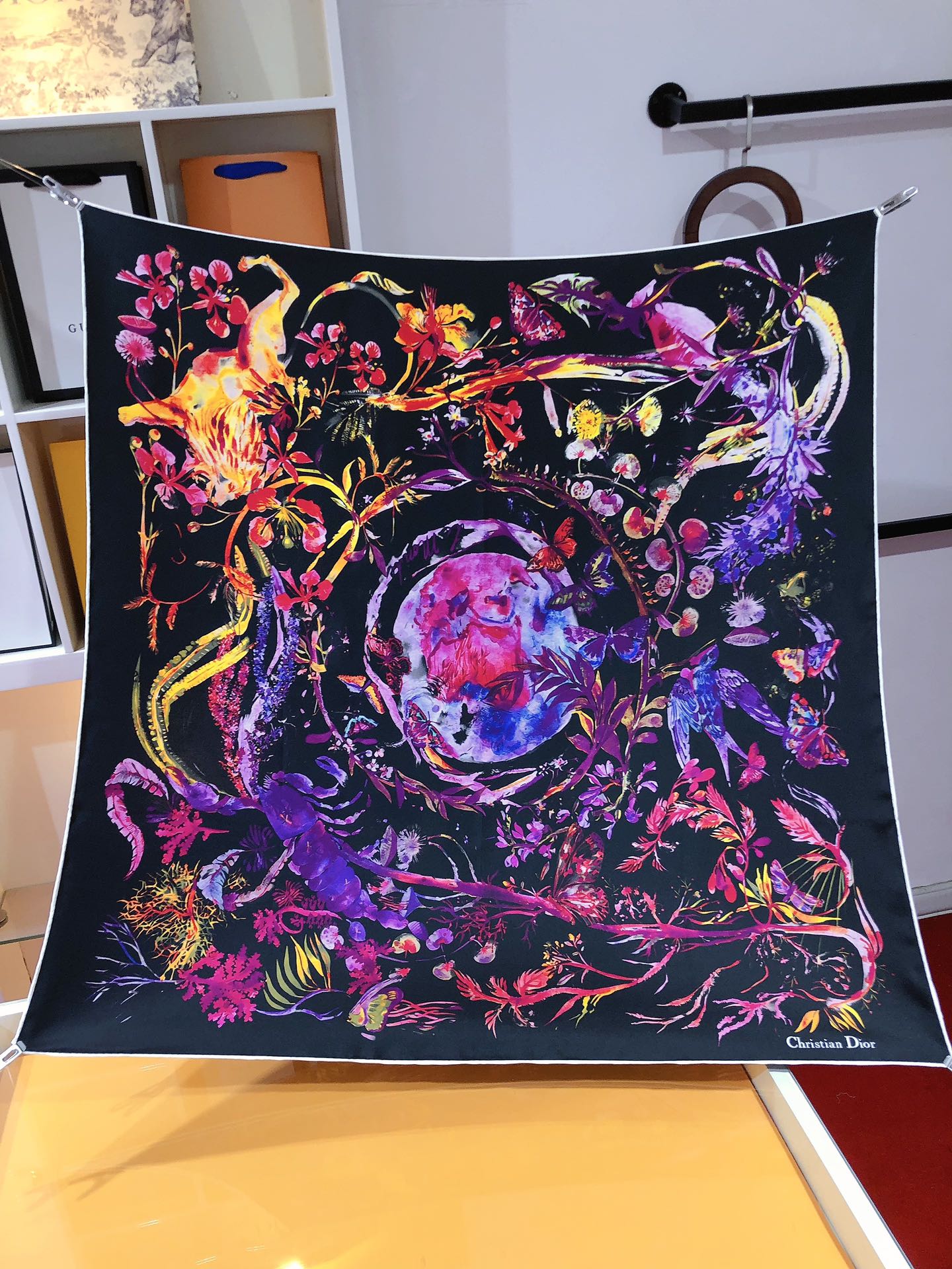 P230🌼SDO2408🌼Dior Tarot Print 90cm Silk Square Scarf Le Monde représentant la Terre entourée des Quatre Éléments Impression multicolore et bords roulés à la main Embelli du logo Christian Dior pour rehausser le look Peut être porté autour du cou ou comme foulard pour créer un look global moderne et élégant.