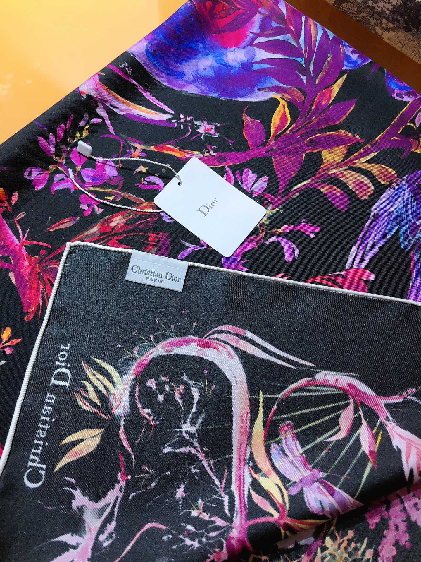 Imagem [6]-P230🌼SDO2408🌼Dior Tarot Print 90cm Silk Square Scarf Le Monde representando a Terra cercada pelos quatro elementos Impressão multicolorida e bordas enroladas à mão Enriquecido com o logotipo Christian Dior para um acabamento elegante Pode ser usado ao redor do pescoço ou como um lenço de cabeça para um visual moderno.