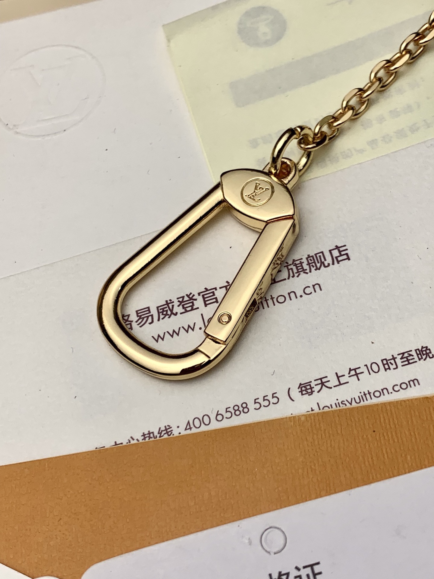 مشبك البطاقات Recto VERSO CARD CLIP مشبك بطاقات Recto Verso من قماش كلاسيكي من قماش Monogram مع حواف جلدية حادة وسحّاب عريض على شكل حرف L لفتح حجرة العملات المعدنية. جيب أمامي على شكل ظرف وجيب مركزي للأوراق النقدية المطوية وفتحة خلفية يمكن تثبيتها أيضًا في حقيبة اليد أو الحزام باستخدام قفل الخطاف والحلقة الحجم: 13.0 × 9.5 × 2.5380