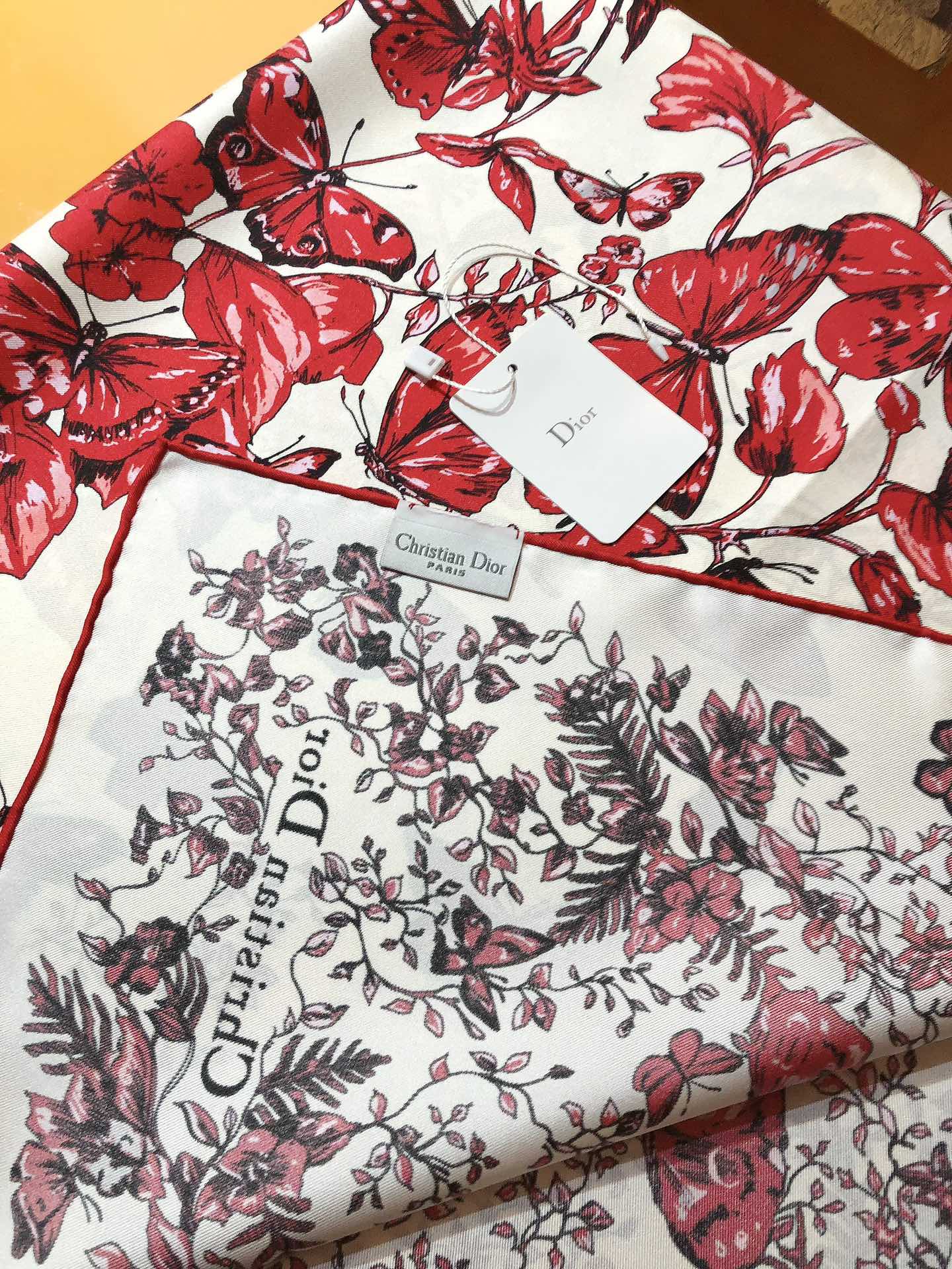 Image [7]-P230🌼SDO2411🌼Dior Love and Romance Print 90cm Silk Square Scarf Ce foulard carré rend hommage à l'amour et à la romance de Dior, en reprenant le motif rouge Le Cœur des Papillons de Pietro Ruffo, qui met en valeur des bouquets de fleurs et des papillons.  Lips] Spécifications : 90x90cm100% Twill Silk-High Faux Bags