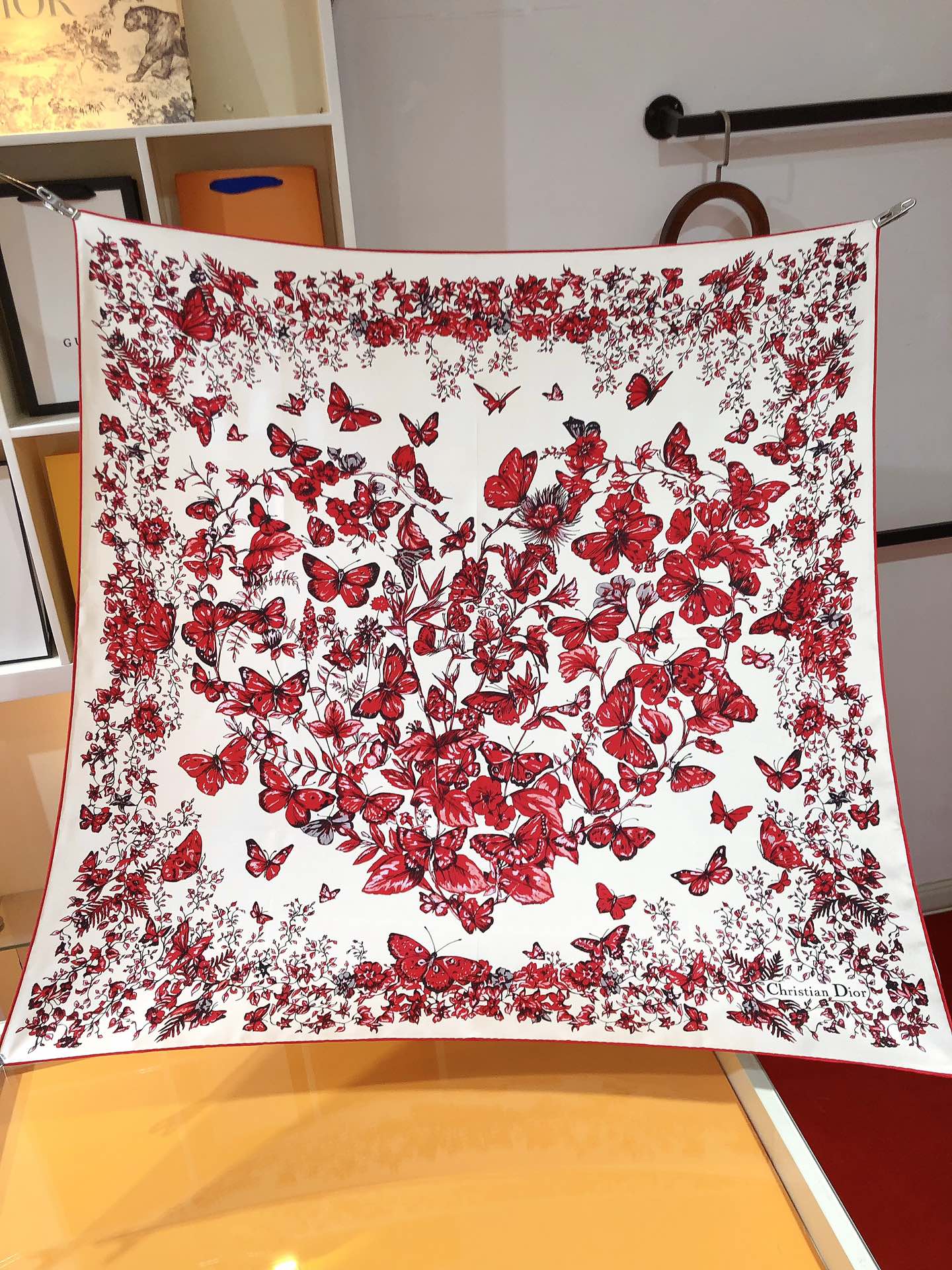 Image [3]-P230🌼SDO2411🌼Dior Love and Romance Print 90cm Silk Square Scarf Ce foulard carré rend hommage à l'amour et à la romance de Dior, en reprenant le motif rouge Le Cœur des Papillons de Pietro Ruffo, qui met en valeur des bouquets de fleurs et des papillons.  Lips] Spécifications : 90x90cm100% Twill Silk-High Faux Bags