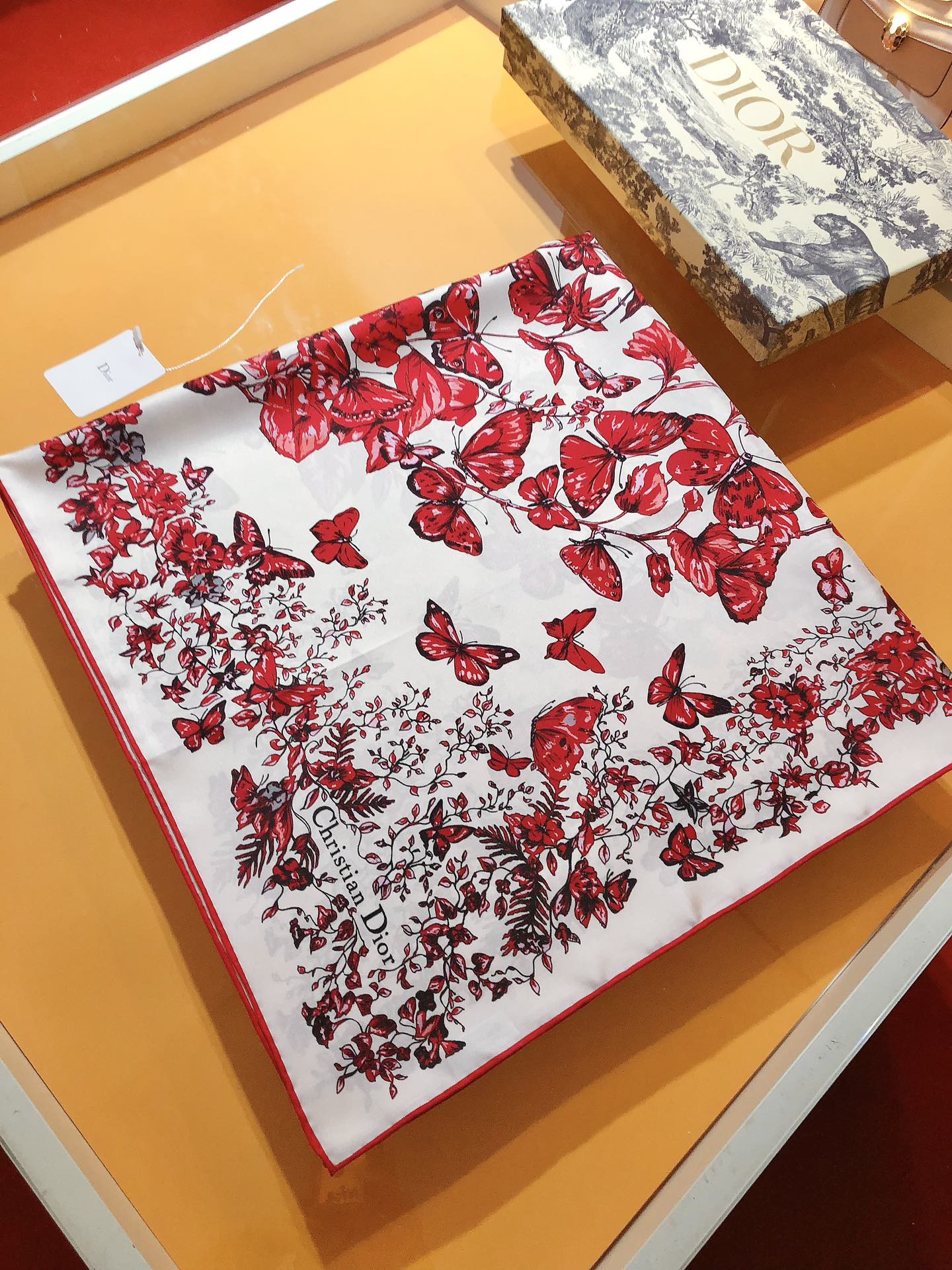 Image [6]-P230🌼SDO2411🌼Dior Love and Romance Print 90cm Silk Square Scarf Cette écharpe carrée rend hommage à l'amour et à la romance de Dior, avec le motif rouge Le Cœur des Papillons dessiné par Pietro Ruffo, qui met en valeur des bouquets de fleurs et des papillons. Le motif rouge Le Cœur des Papillons dessiné par Pietro Ruffo met en valeur les bouquets de fleurs et les papillons de manière glamour Fabriqué en sergé de soie de mûrier et garni de bords roulés à la main et orné du logo Christian Dior pour rehausser le look Il peut être porté autour du cou ou comme foulard pour créer un look sophistiqué de style Dior Le sergé de soie le plus fin crée une sensation de peau de bébé L'impression la plus précise de l'industrie Les couleurs sont pleines de couleur et de richesse🌹🌹🌹🌹🌹🌹 épaisseur disponible pour toutes les saisons Ultra-pratique 👍👍👍👍 bordures roulées à la main [Lips Lips] Spécifications : 90x90cm100% Twill Silk-High Faux Bags