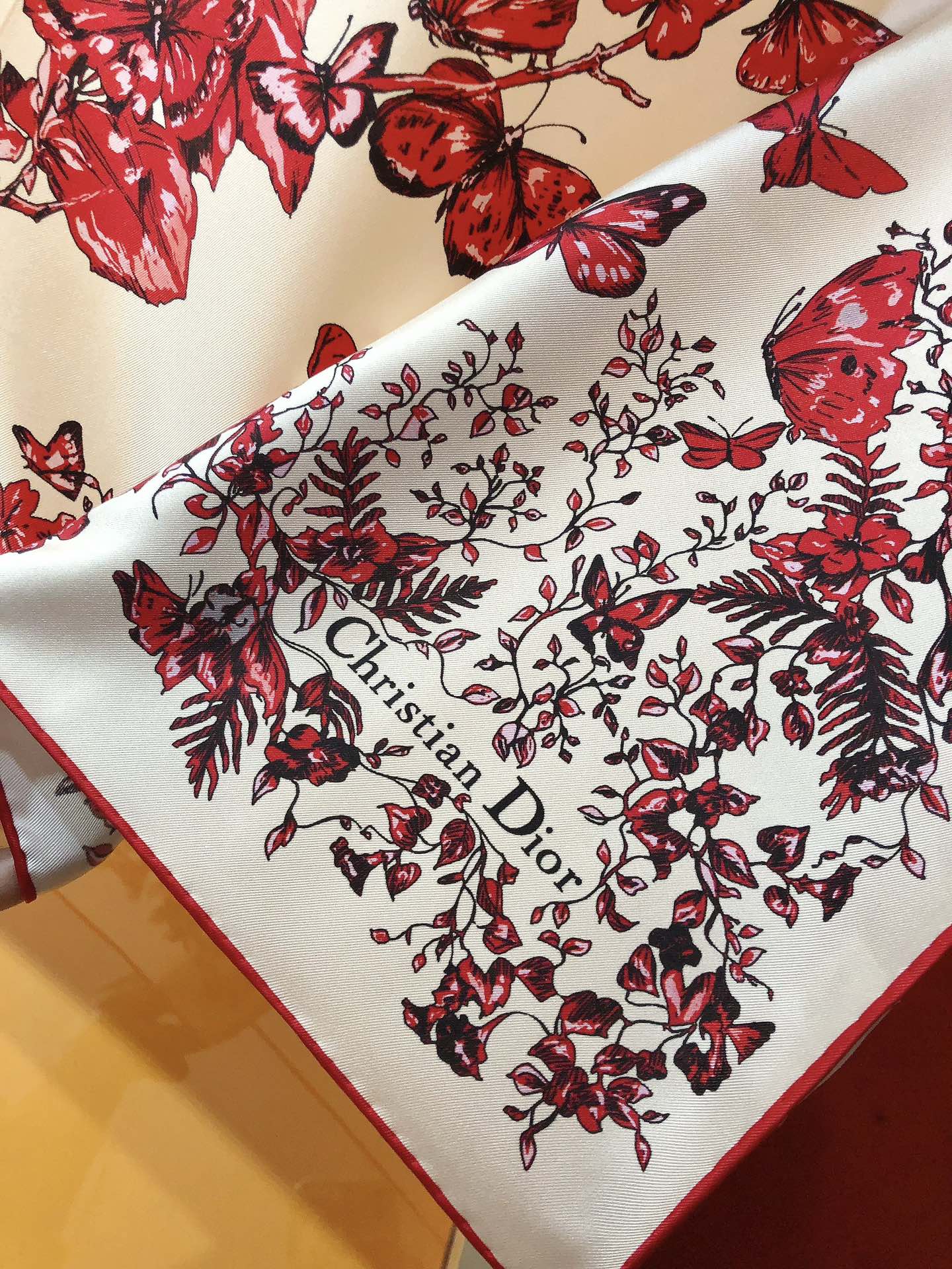 Image [4]-P230🌼SDO2411🌼Dior Love and Romance Print 90cm Silk Square Scarf Ce foulard carré rend hommage à l'amour et à la romance de Dior, avec le motif rouge Le Cœur des Papillons de Pietro Ruffo, qui met en valeur des bouquets de fleurs et des papillons. Le motif rouge Le Cœur des Papillons dessiné par Pietro Ruffo met en valeur les bouquets de fleurs et les papillons de manière glamour Fabriqué en sergé de soie de mûrier et garni de bords roulés à la main et orné du logo Christian Dior pour rehausser le look Il peut être porté autour du cou ou comme foulard pour créer un look sophistiqué de style Dior Le sergé de soie le plus fin crée une sensation de peau de bébé L'impression la plus précise de l'industrie Les couleurs sont pleines de couleur et de richesse🌹🌹🌹🌹🌹🌹 épaisseur disponible pour toutes les saisons Ultra-pratique 👍👍👍👍 bordures roulées à la main [Lips Lips] Spécifications : 90x90cm100% Twill Silk-High Faux Bags