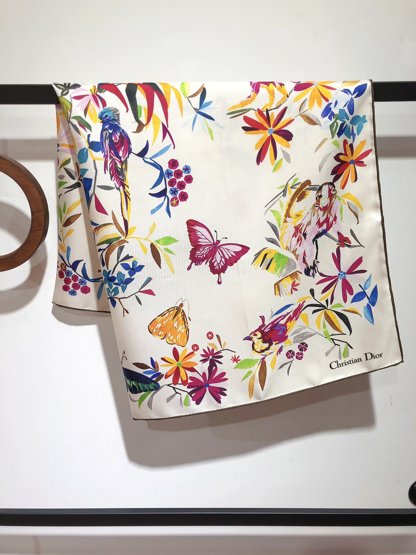 P230🌼SDO2412🌼Dior Fantastica Print 90cm Silk Square Scarf This square scarf is a modern interpretation of a classic motif in a multicolored Fantastica Ruyi print, featuring a jungle of pop colors and vivid images of parrots, monkeys and butterflies.  90x90cm100% twill silk