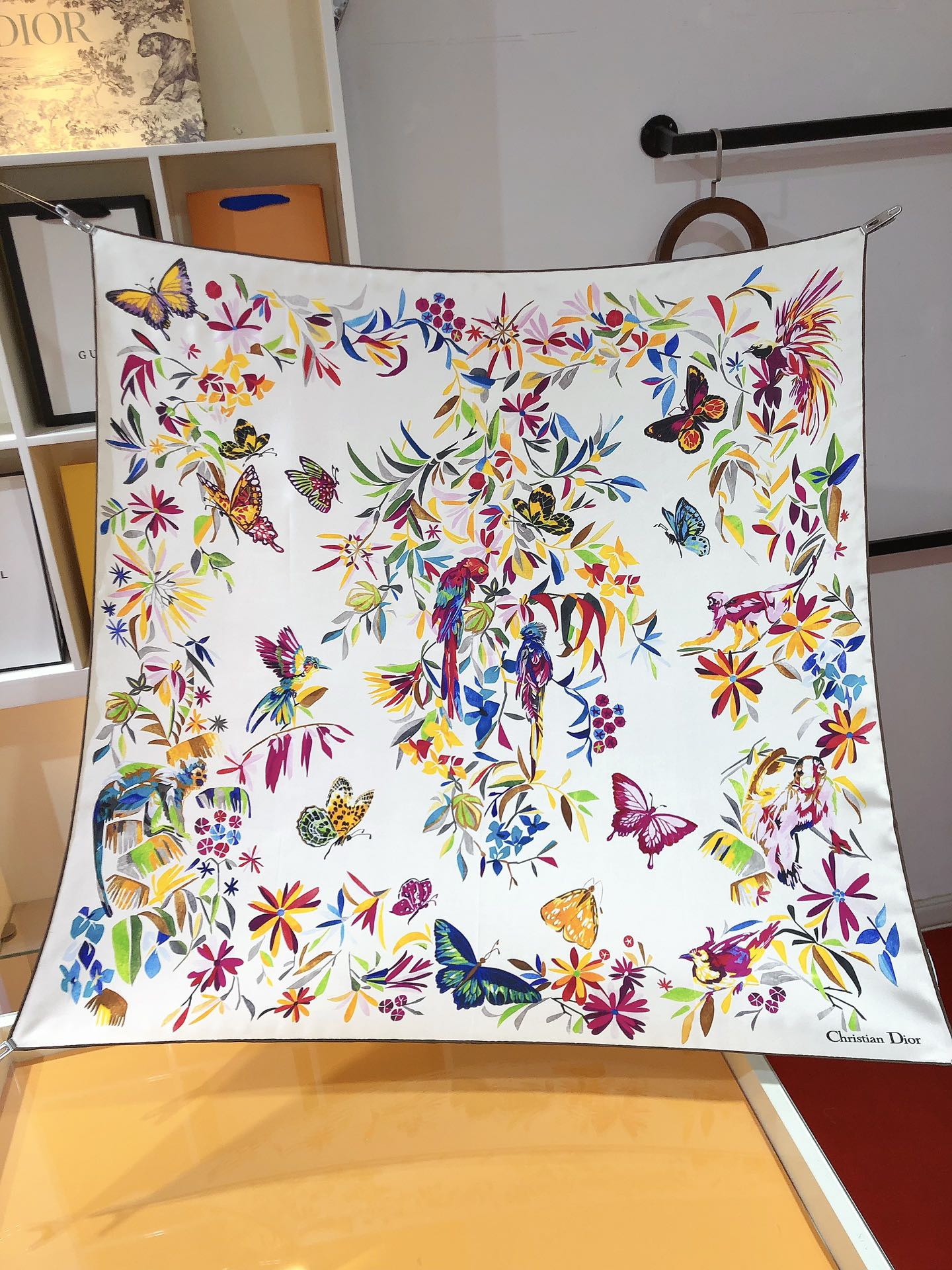 P230🌼SDO2412🌼Dior Fantastica Print 90cm Silk Square Scarf This square scarf is a modern interpretation of a classic motif in a multicolored Fantastica Ruyi print, featuring a jungle of pop colors and vivid images of parrots, monkeys and butterflies.  90x90cm100% twill silk