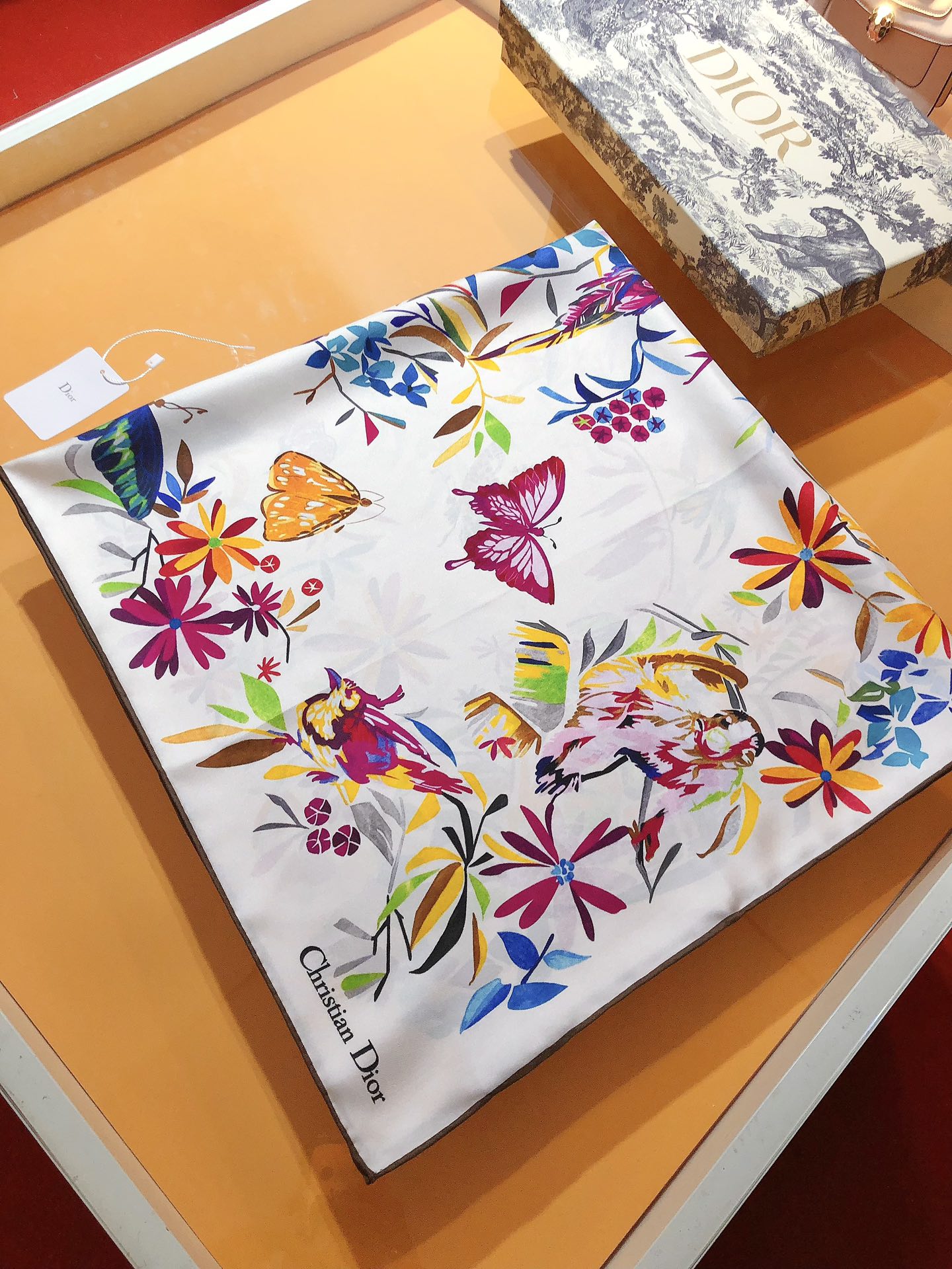 P230🌼SDO2412🌼Dior Fantastica Print 90cm Silk Square Scarf This square scarf is a modern interpretation of a classic motif in a multicolored Fantastica Ruyi print, featuring a jungle of pop colors and vivid images of parrots, monkeys and butterflies.  90x90cm100% twill silk