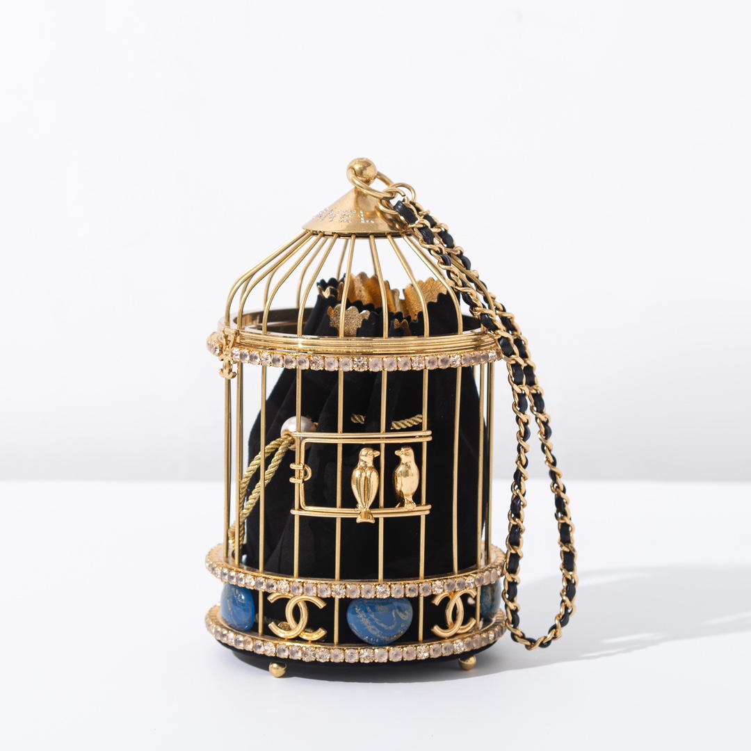 zp grade 👏🏻 cage à oiseaux couleur abricotLa cage à oiseaux de la collection Haute Couture 2020 est éblouissante en personne. L'œuvre d'art sur ❕❕❕❕ s'inspire de la cage à oiseaux vintage de l'appartement de la Reine CoCo, en métal doré. Sous la forme d'une cage à oiseaux, sertie de strass et de francs étincelants, un couple de canaris se perche sur le cadre de la porte, révélant le luxe et le savoir-faire de la pièce, ce qui en fait un objet de collection.