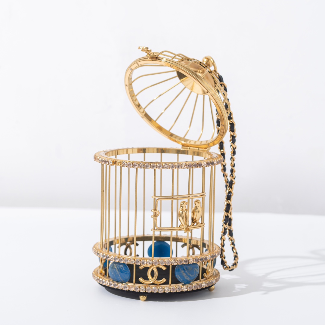 zp grade 👏🏻 cage à oiseaux couleur abricotLa cage à oiseaux de la collection Haute Couture 2020 est éblouissante en personne. L'œuvre d'art sur ❕❕❕❕ s'inspire de la cage à oiseaux vintage de l'appartement de la Reine CoCo, en métal doré. Sous la forme d'une cage à oiseaux, sertie de strass et de francs étincelants, un couple de canaris se perche sur le cadre de la porte, révélant le luxe et le savoir-faire de la pièce, ce qui en fait un objet de collection.