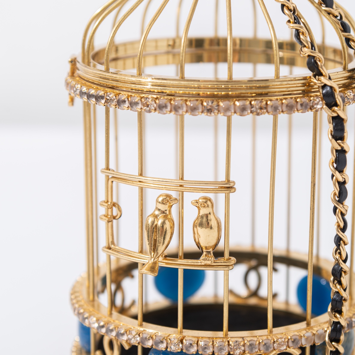 zp class production 👏🏻 black birdcage 2020 haute couture collection has a "birdcage" in the flesh is amazing artwork ❕❕❕❕ based on the classic birdcage in the queen coco's flat design of gold metal birdcage shape set with sparkling rhinestones and franc embellishment a canary perched on the door frame is a luxury style and exquisite craftsmanship is worth collecting La jaula de pájaros está inspirada en la clásica jaula de pájaros expuesta en el apartamento de la reina Coco, una jaula de pájaros de metal dorado con brillantes de imitación y adornos de francos, y un par de canarios posados en el marco de la puerta, revelando un estilo lujoso y una artesanía muy deseable -Alta Fábrica de Falsificaciones