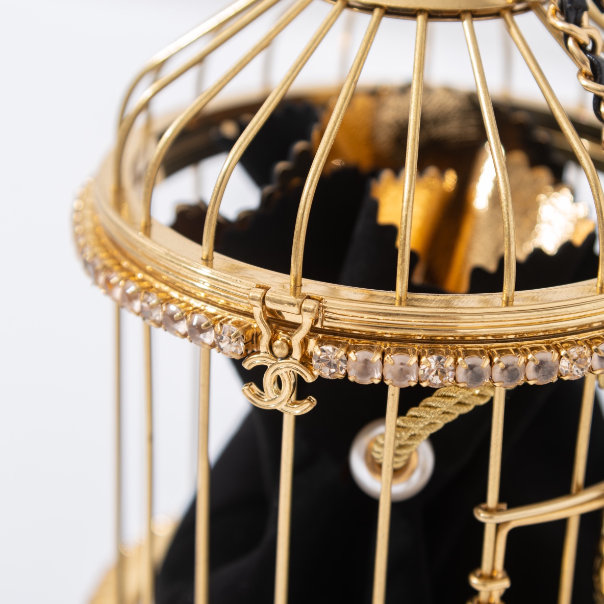 zp class production 👏🏻 black birdcage 2020 haute couture collection has a "birdcage" in the flesh is amazing artwork ❕❕❕❕ based on the classic birdcage in the queen coco's flat design of gold metal birdcage shape set with sparkling rhinestones and franc embellishment a canary perched on the door frame is a luxury style and exquisite craftsmanship is worth collecting La jaula de pájaros está inspirada en la clásica jaula de pájaros expuesta en el apartamento de la reina Coco, una jaula de pájaros de metal dorado con brillantes de imitación y adornos de francos, y un par de canarios posados en el marco de la puerta, revelando un estilo lujoso y una artesanía muy deseable -Alta Fábrica de Falsificaciones